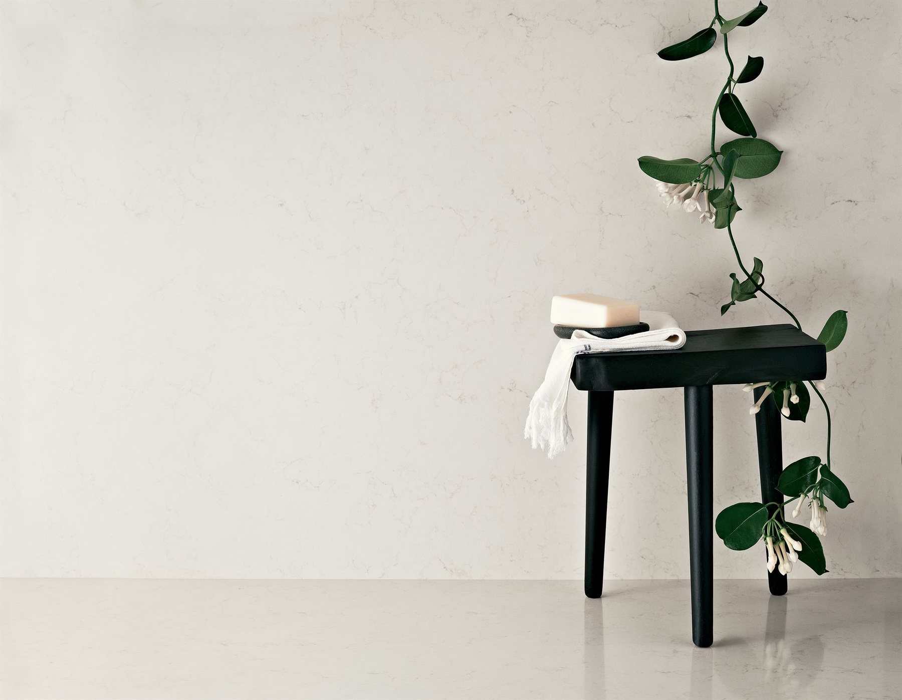 Kivinen seinälevy Caesarstone Frosty Carrina