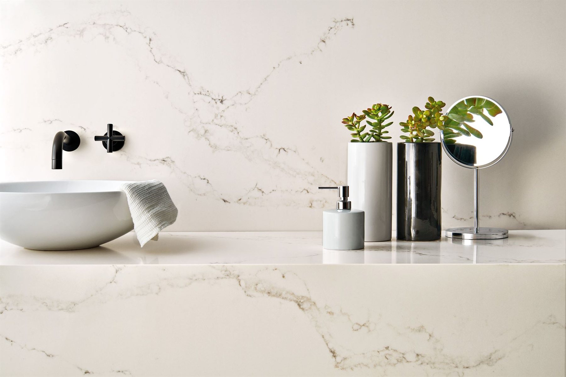 Caesarstone Statuario Nuvo -allastaso kylpyhuoneessa