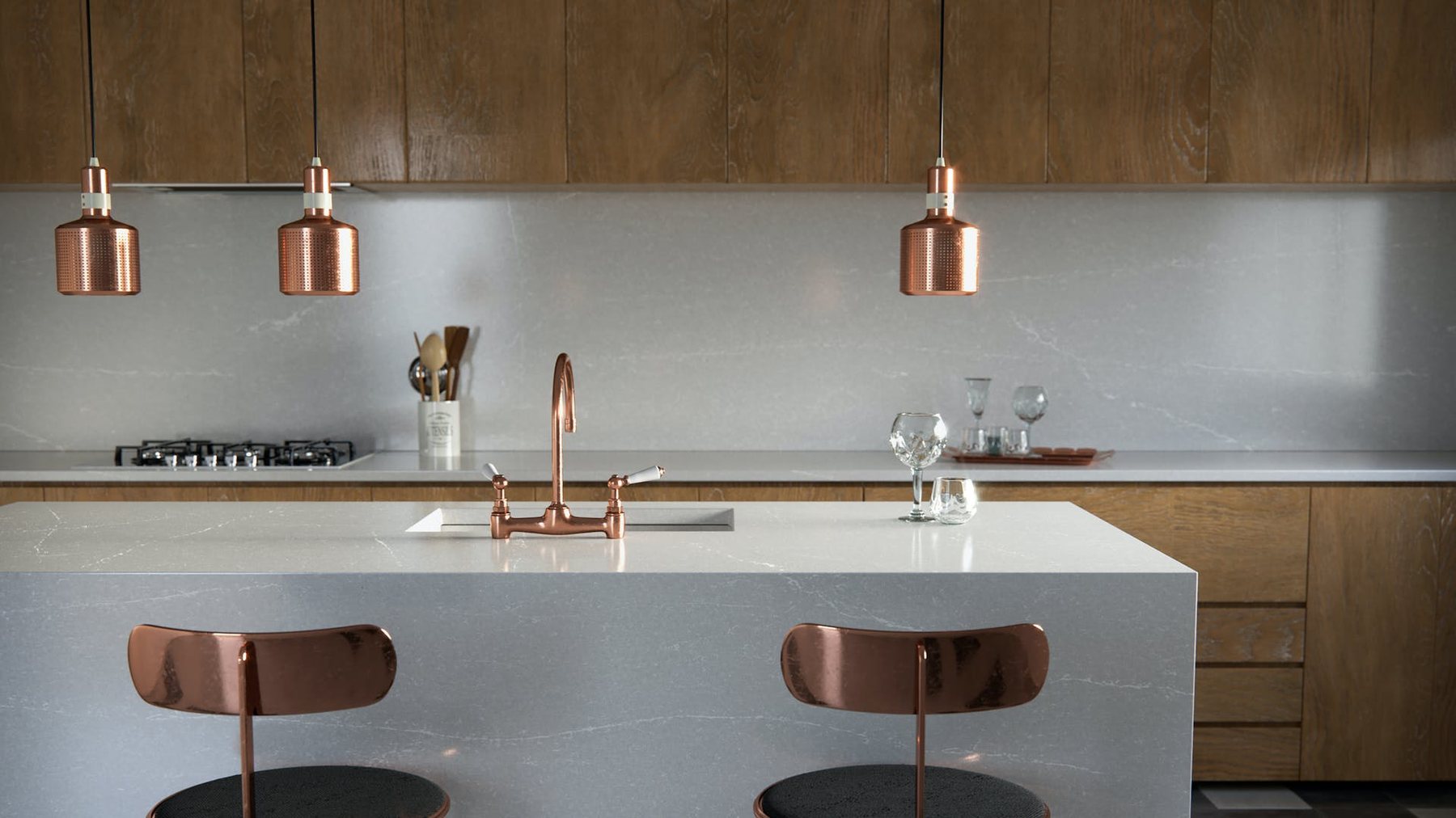 Silestone Desert Silver -kivitaso keittiössä