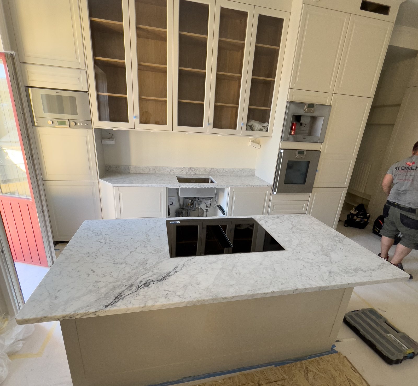 Bianco Carrara -marmoritaso shaker-keittiössä – Stoneks Finlandin asennus