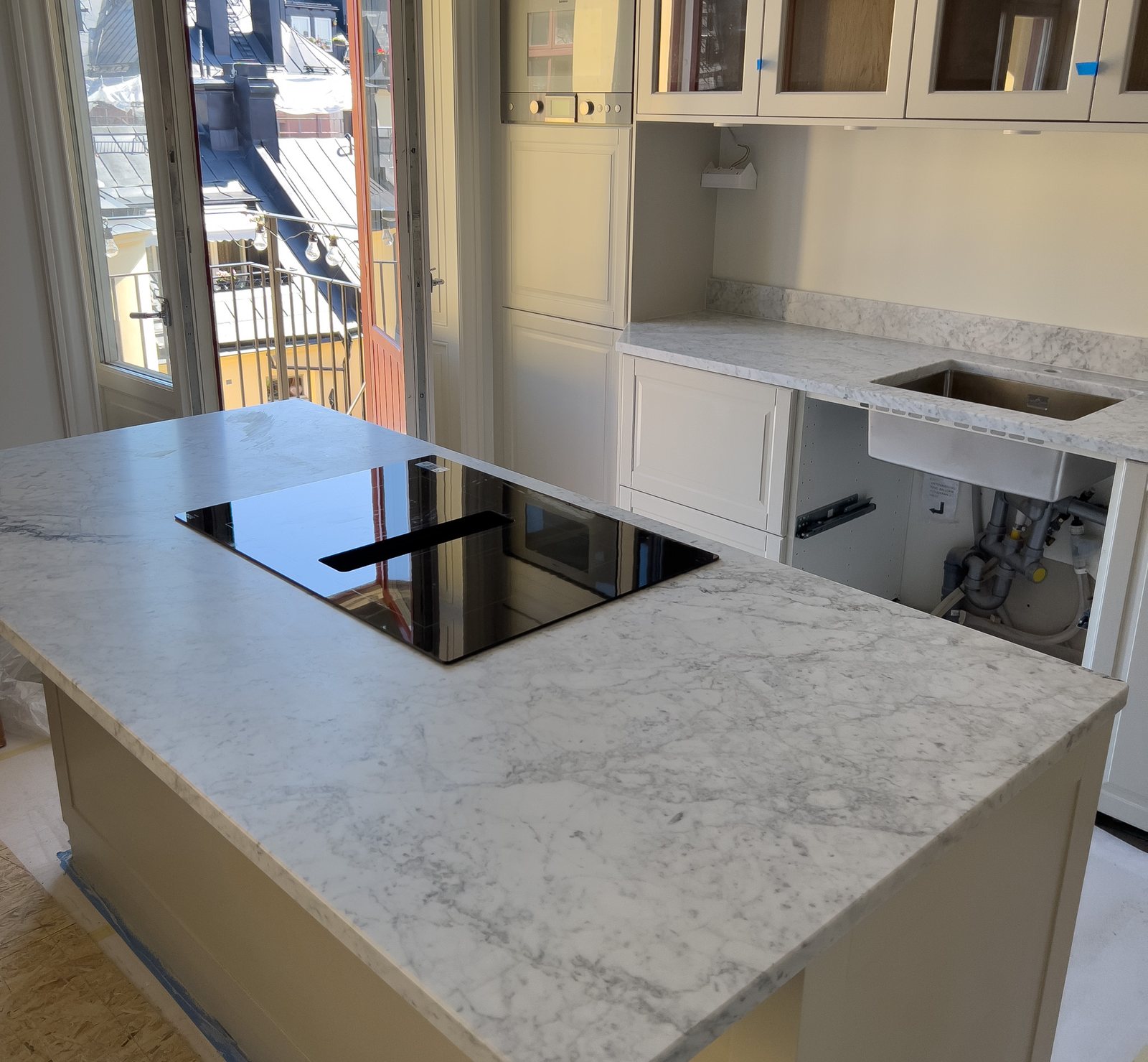 Bianco Carrara -marmoritaso shaker-keittiössä – Stoneks Finlandin asennus, kuva 2