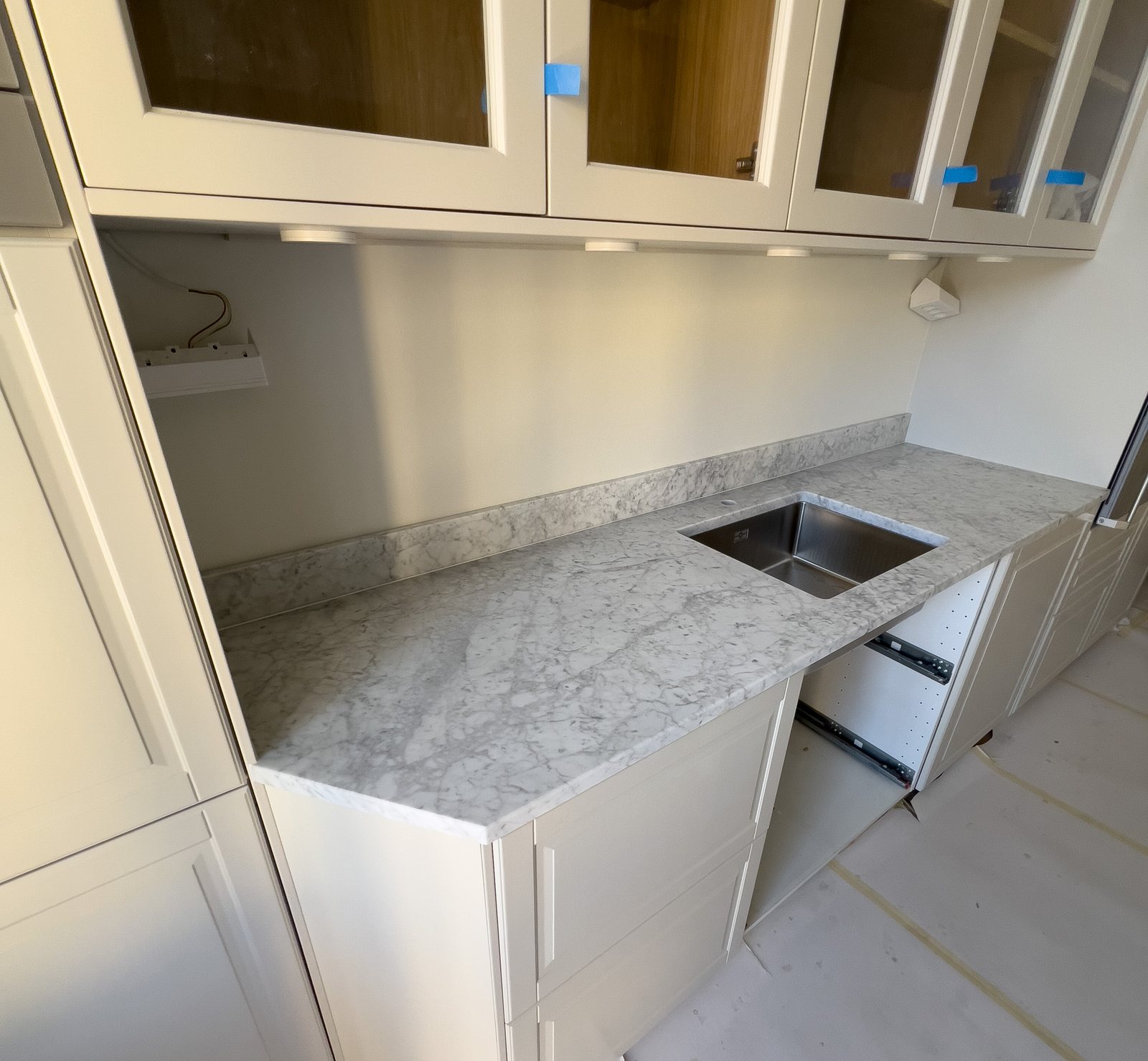 Bianco Carrara -marmoritaso shaker-keittiössä – Stoneks Finlandin asennus, kuva 3