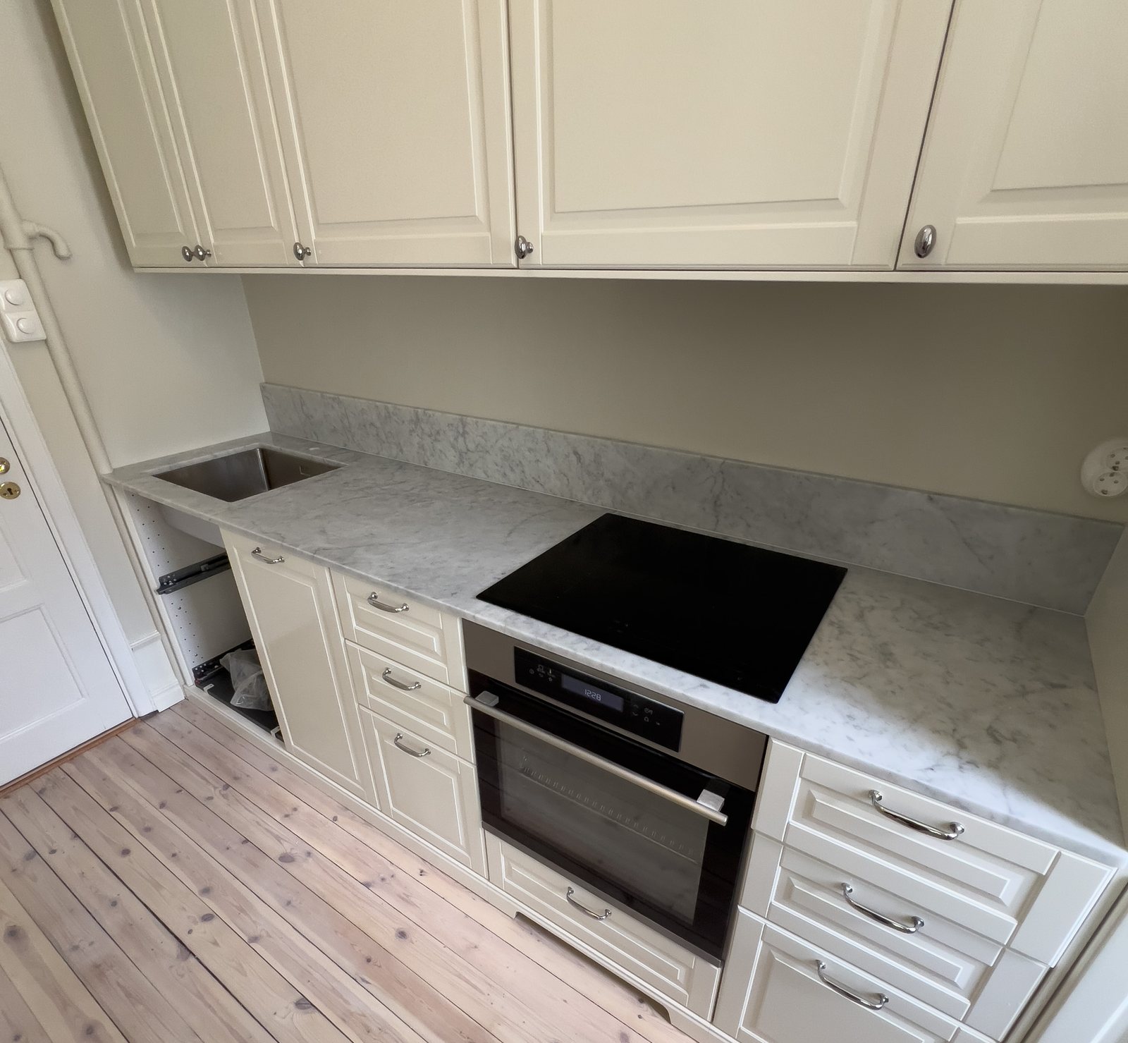 Bianco Carrara -marmoritaso vaaleassa keittiössä – Stoneks Finlandin asennus