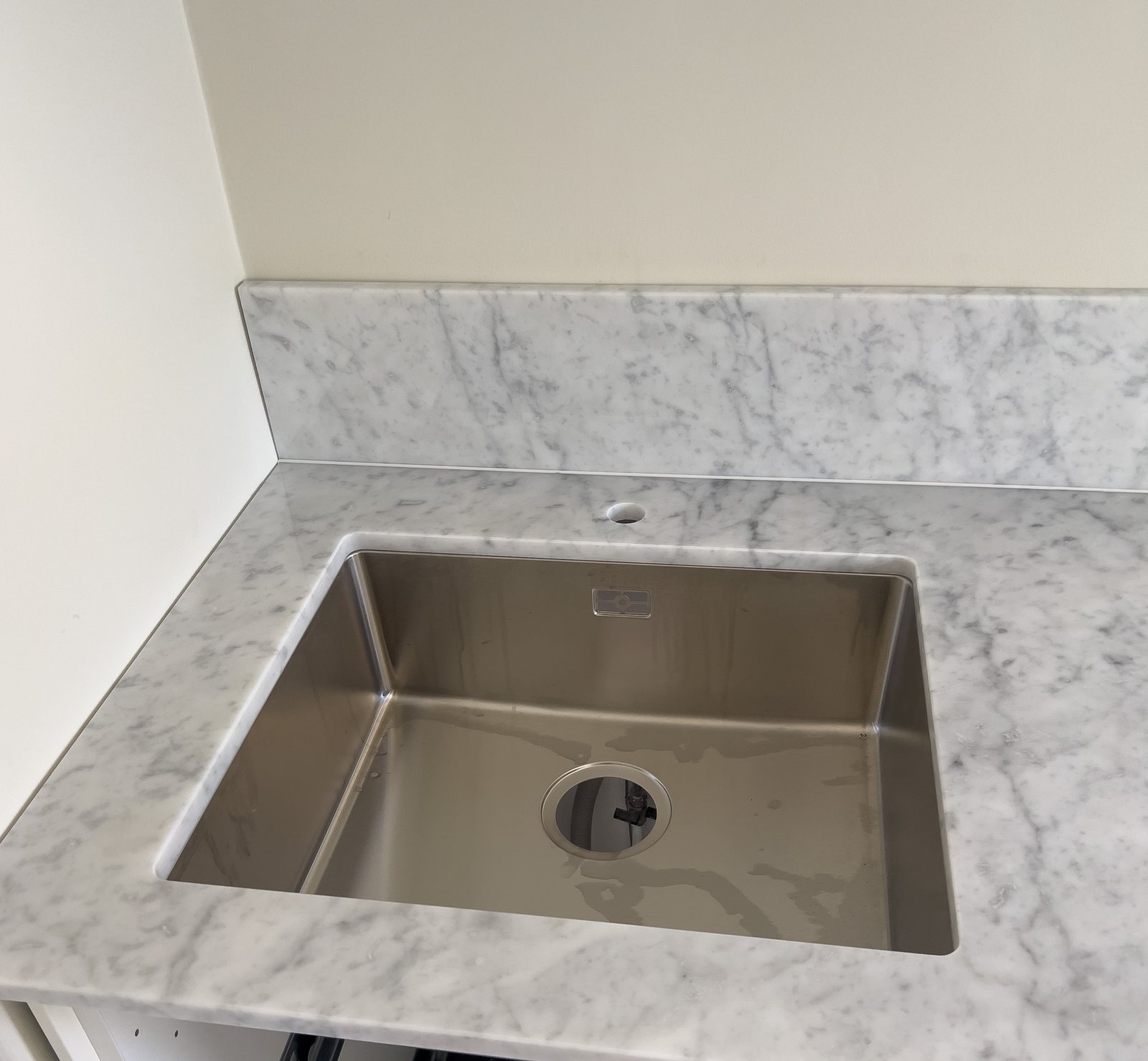 Bianco Carrara -marmoritaso vaaleassa keittiössä – Stoneks Finlandin asennus, kuva 2