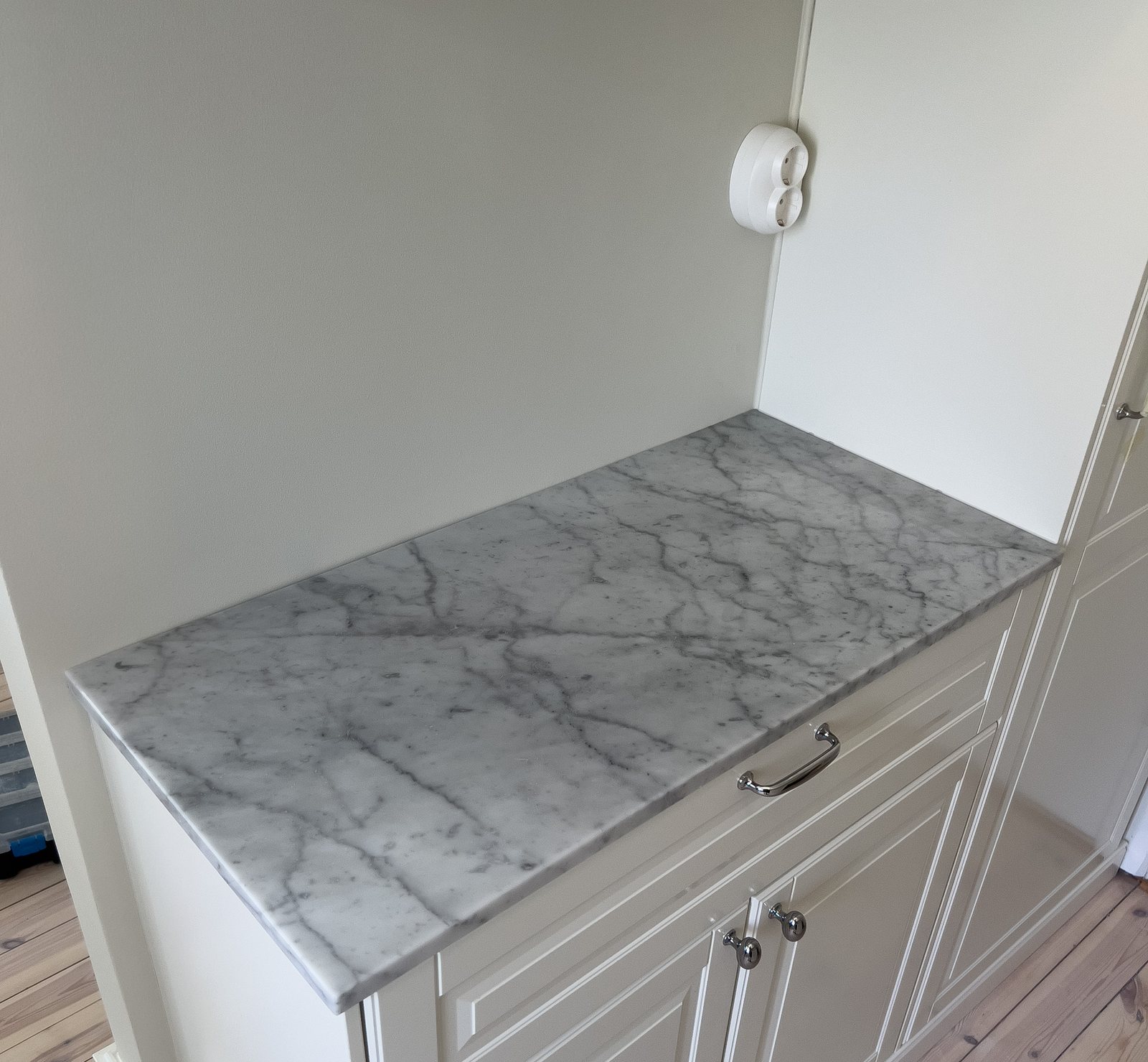 Bianco Carrara -marmoritaso vaaleassa keittiössä – Stoneks Finlandin asennus, kuva 3
