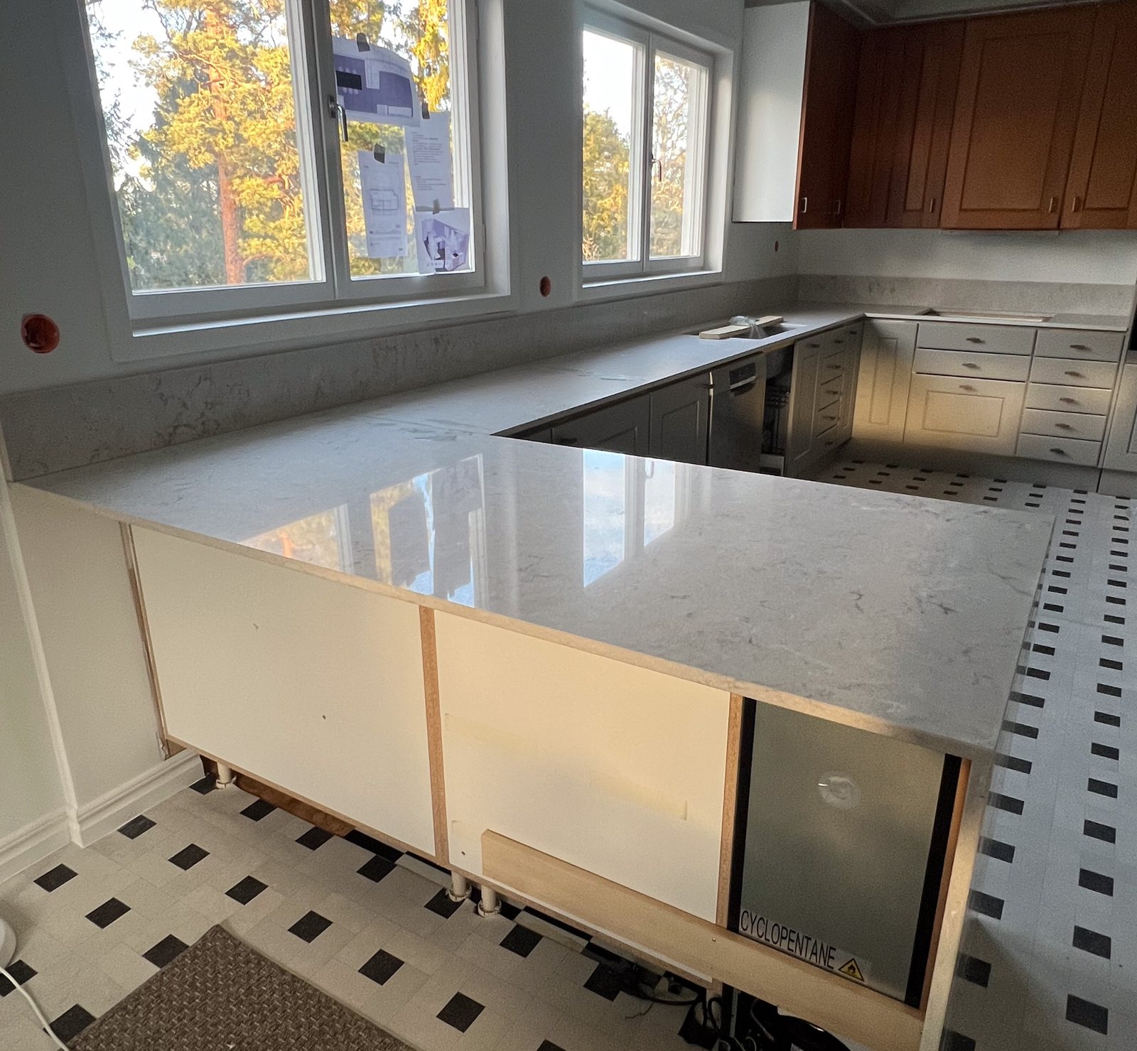 Caesarstone Bianco Drift -kvartsitaso ja saareke – Stoneks Finlandin asennus