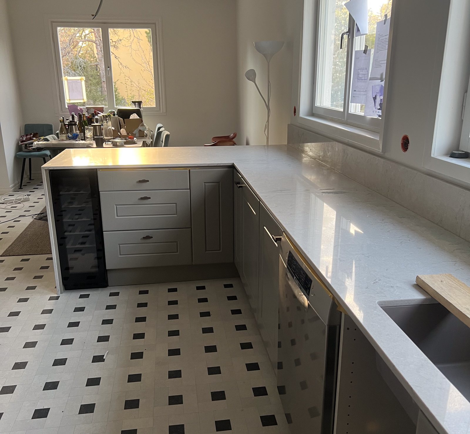 Caesarstone Bianco Drift -kvartsitaso ja saareke – Stoneks Finlandin asennus, kuva 2