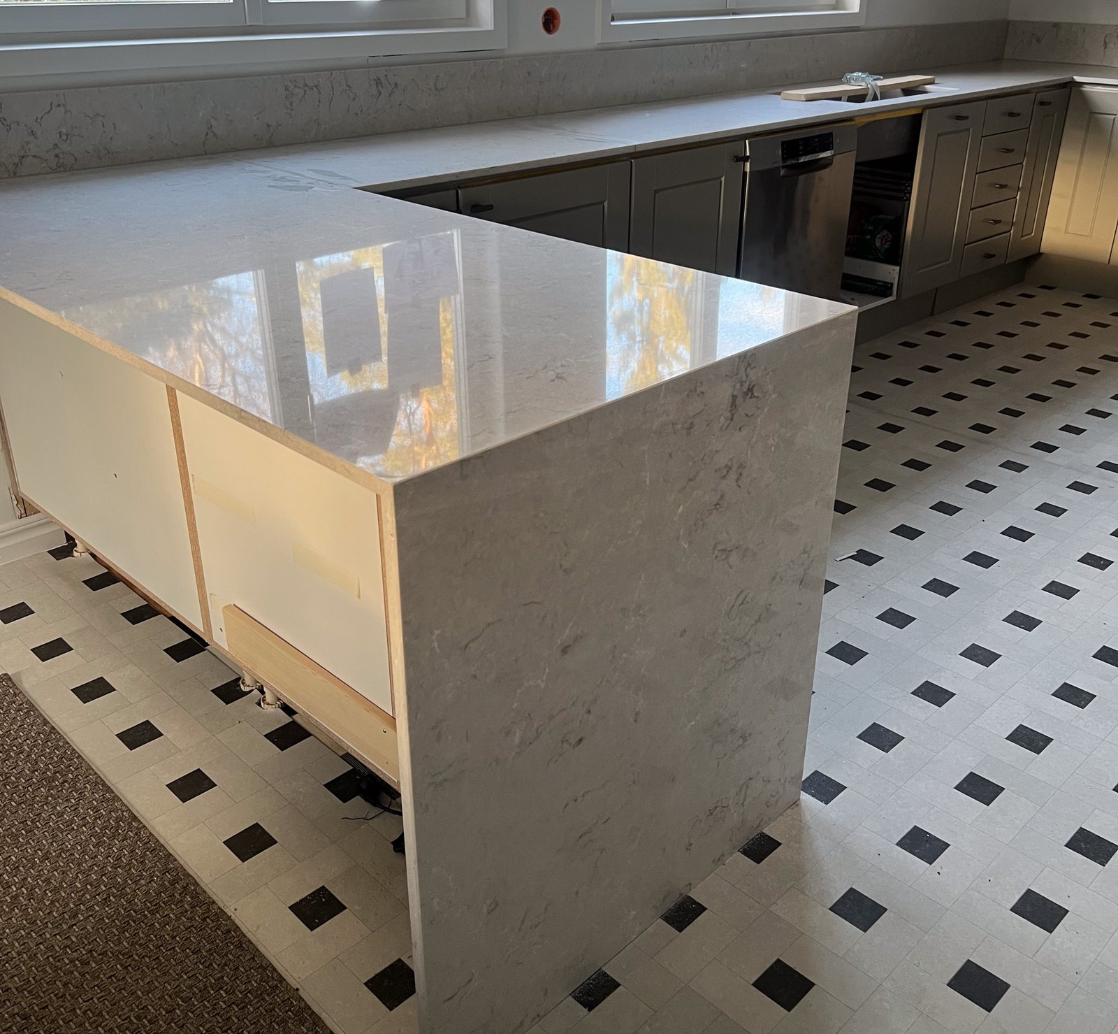 Caesarstone Bianco Drift -kvartsitaso ja saareke – Stoneks Finlandin asennus, kuva 3