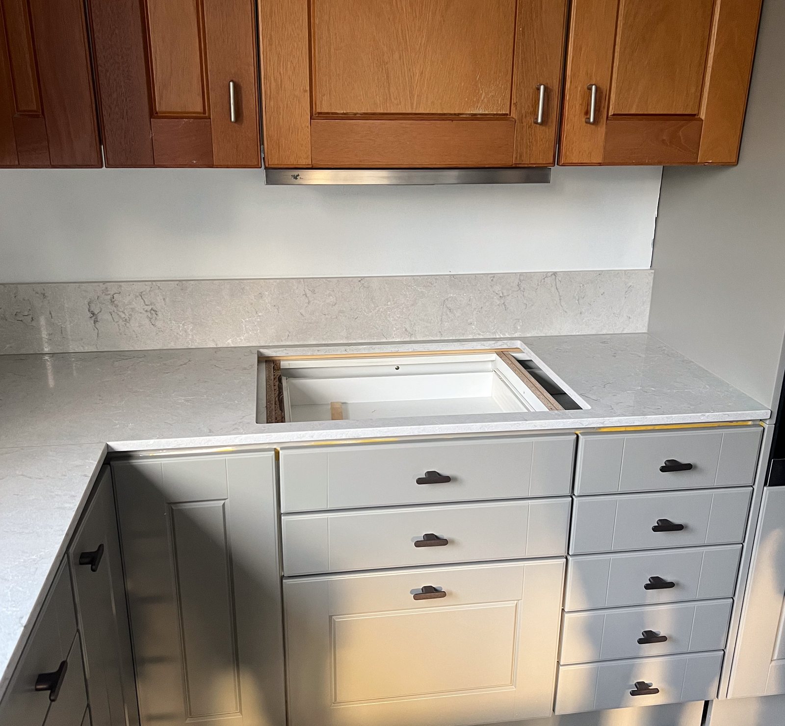 Caesarstone Bianco Drift -kvartsitaso ja saareke – Stoneks Finlandin asennus, kuva 4