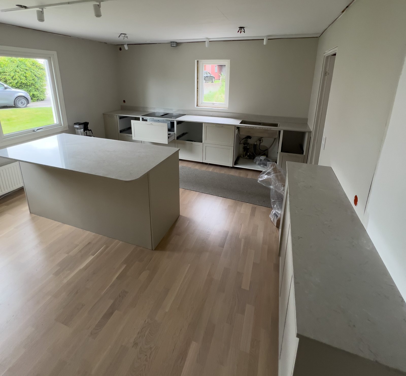 Caesarstone Bianco Drift -kvartsitaso saarekkeella – Stoneks Finlandin asennus