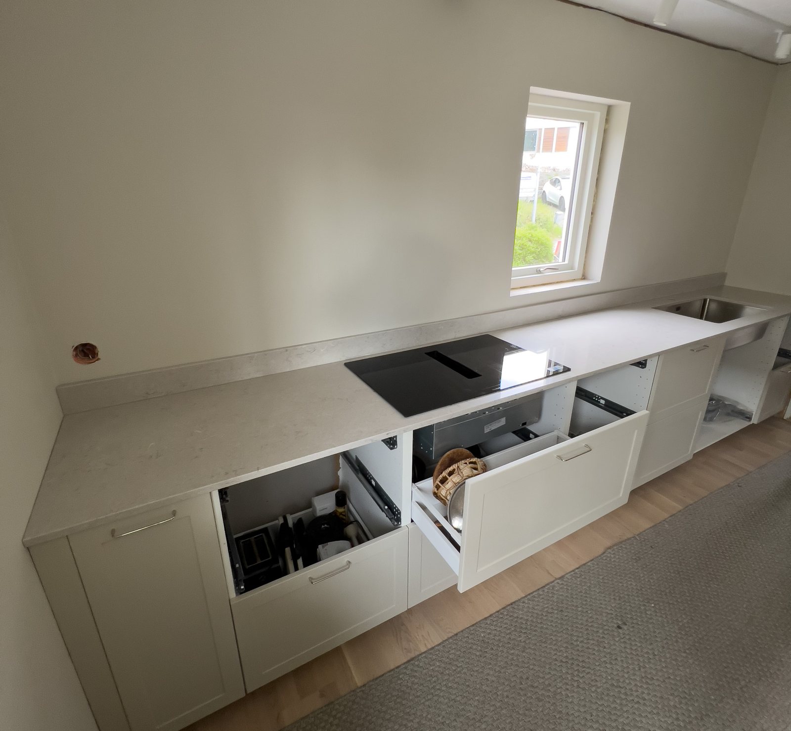 Caesarstone Bianco Drift -kvartsitaso saarekkeella – Stoneks Finlandin asennus, kuva 2