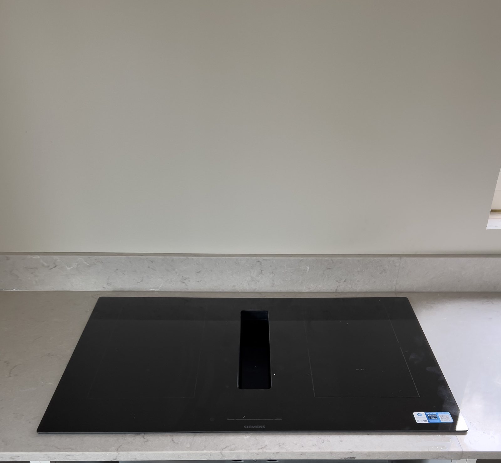 Caesarstone Bianco Drift -kvartsitaso saarekkeella – Stoneks Finlandin asennus, kuva 3