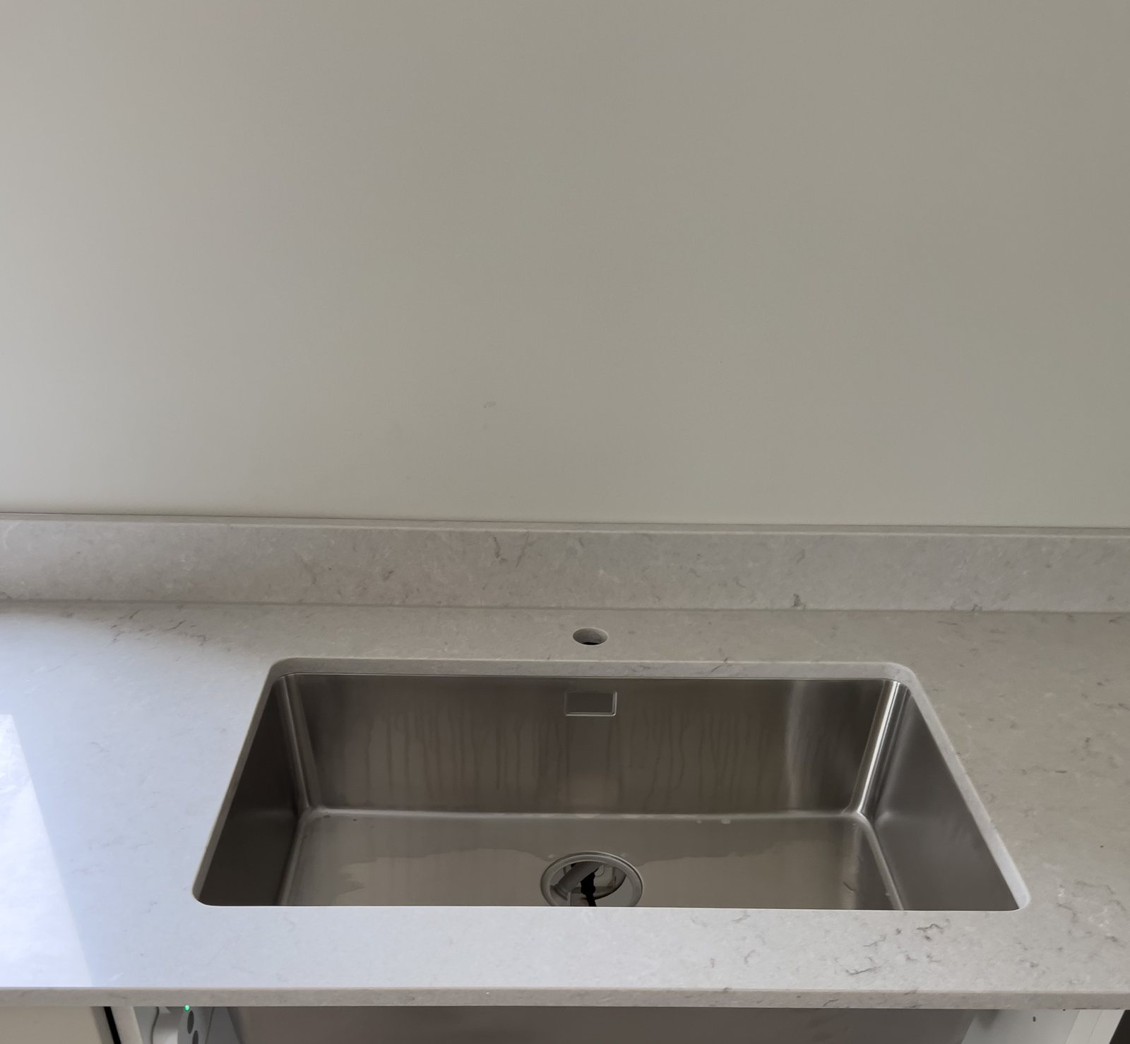 Caesarstone Bianco Drift -kvartsitaso saarekkeella – Stoneks Finlandin asennus, kuva 4