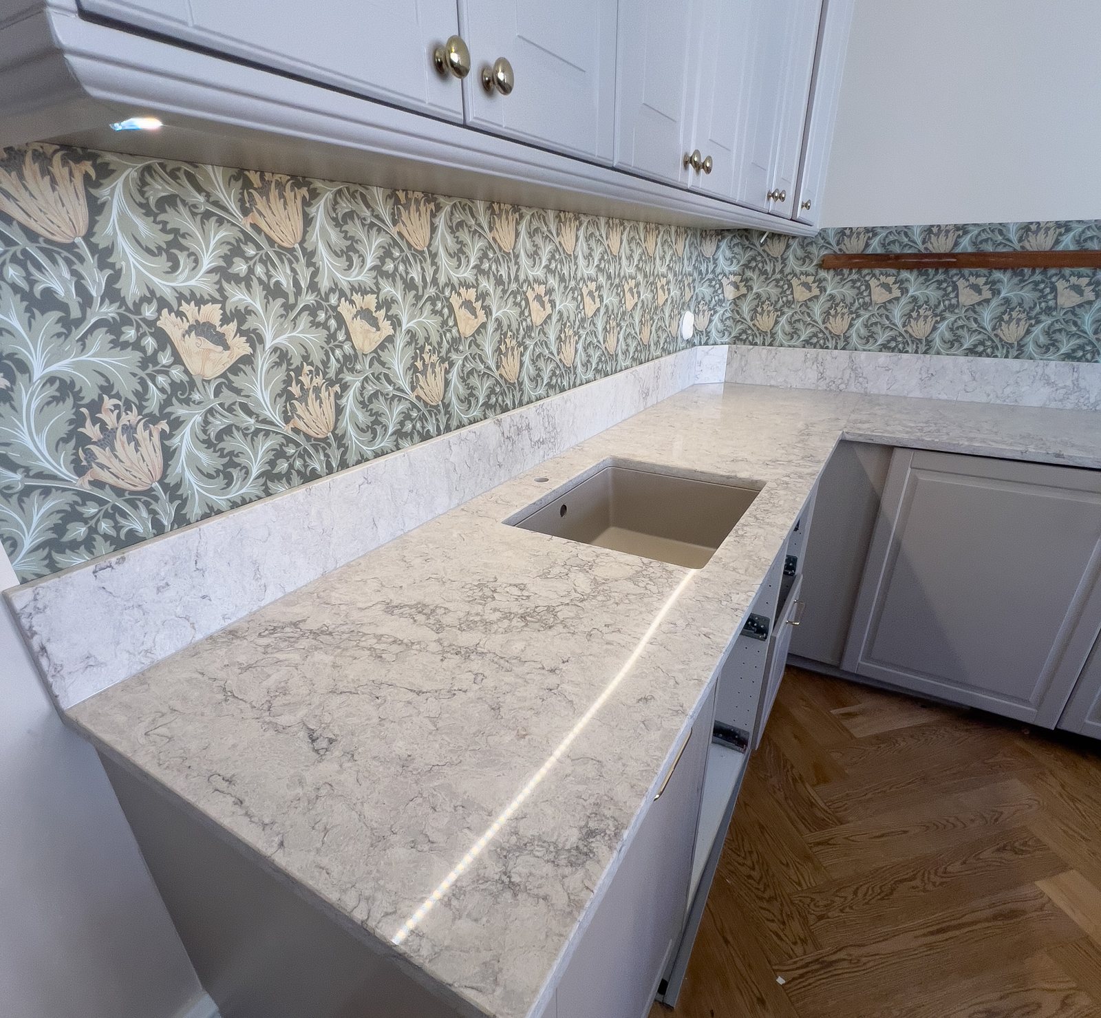Caesarstone Moorland Fog -kvartsitaso klassisessa keittiössä – Stoneks Finlandin asennus
