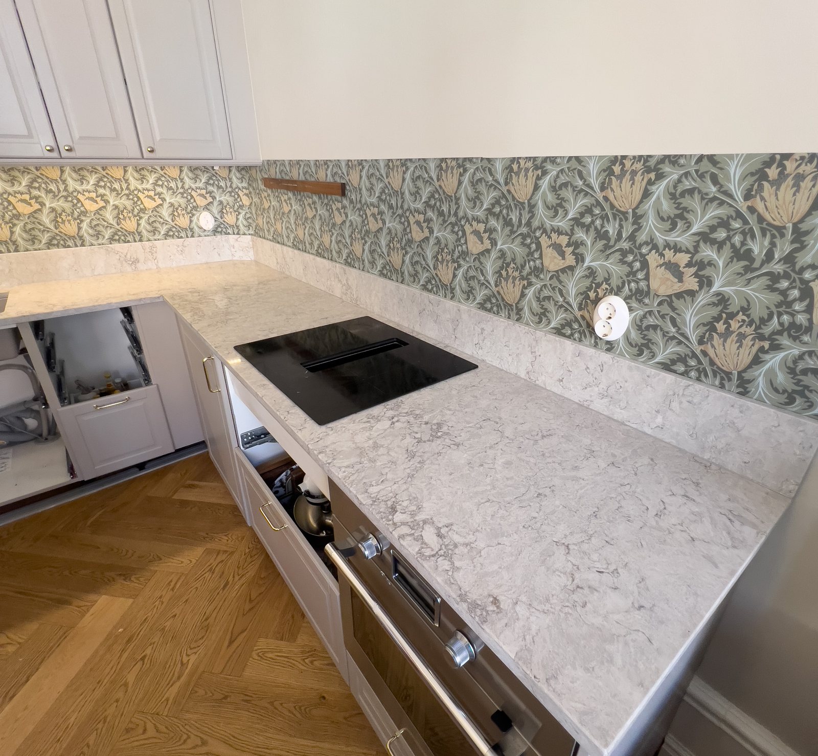 Caesarstone Moorland Fog -kvartsitaso klassisessa keittiössä – Stoneks Finlandin asennus, kuva 2