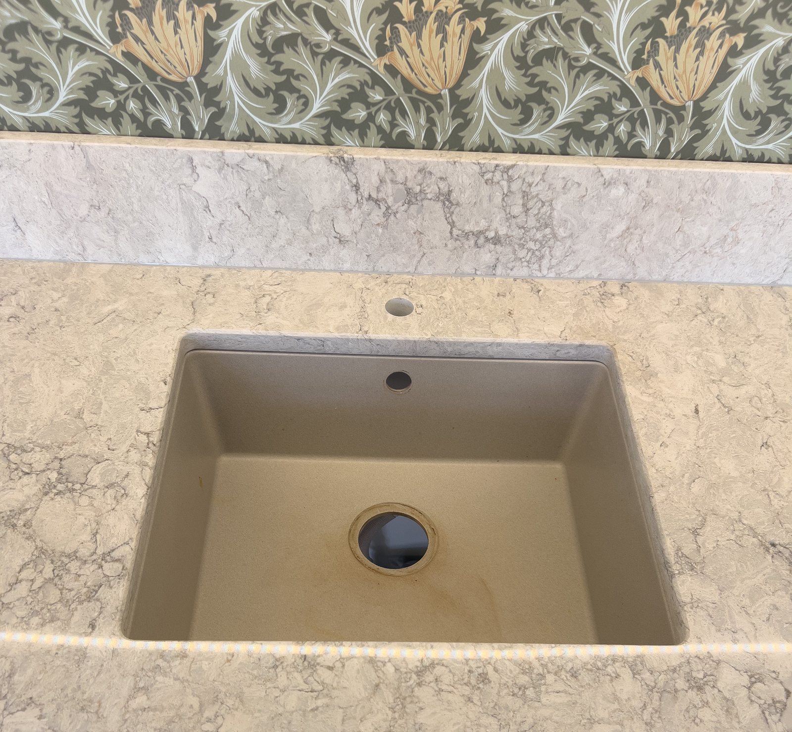 Caesarstone Moorland Fog -kvartsitaso klassisessa keittiössä – Stoneks Finlandin asennus, kuva 3