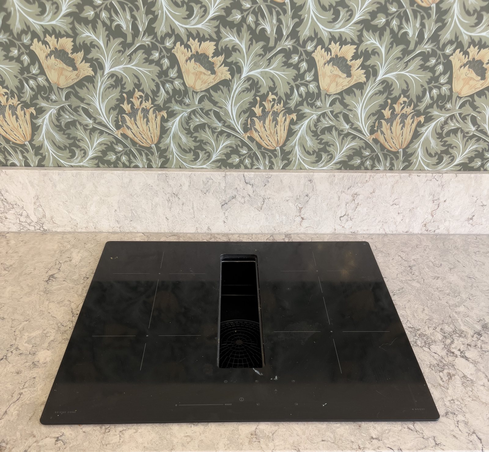 Caesarstone Moorland Fog -kvartsitaso klassisessa keittiössä – Stoneks Finlandin asennus, kuva 4