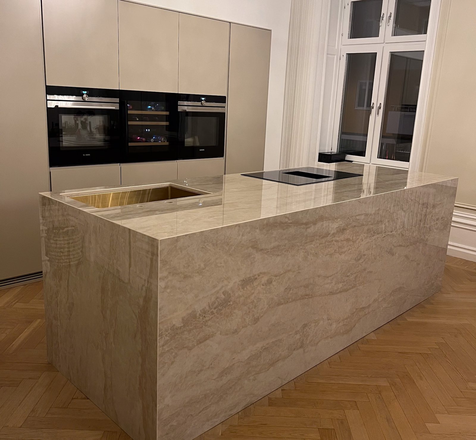 Dekton Arga -keraaminen keittiösaareke kalanruotoparketilla – Stoneks Finlandin asennus