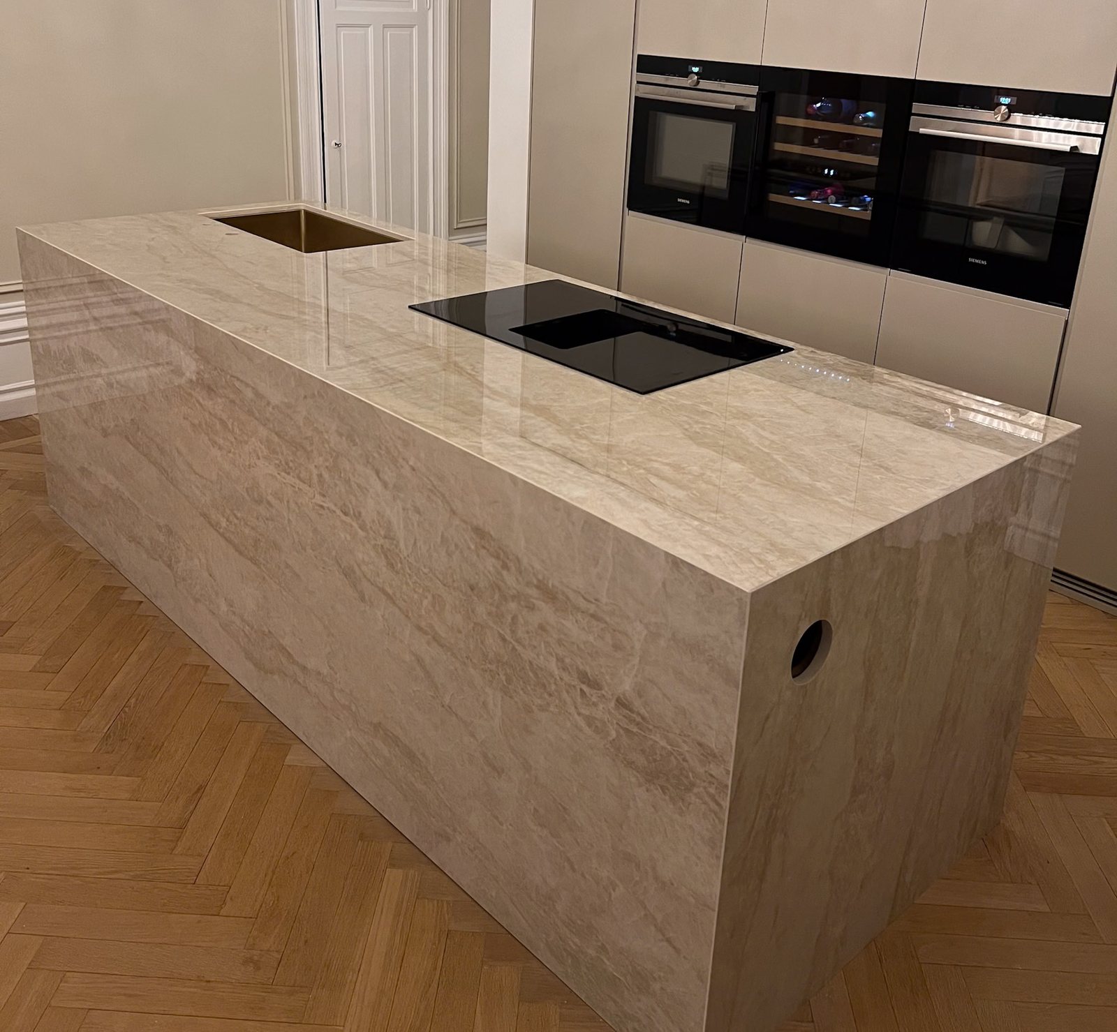 Dekton Arga -keraaminen keittiösaareke kalanruotoparketilla – Stoneks Finlandin asennus, kuva 2