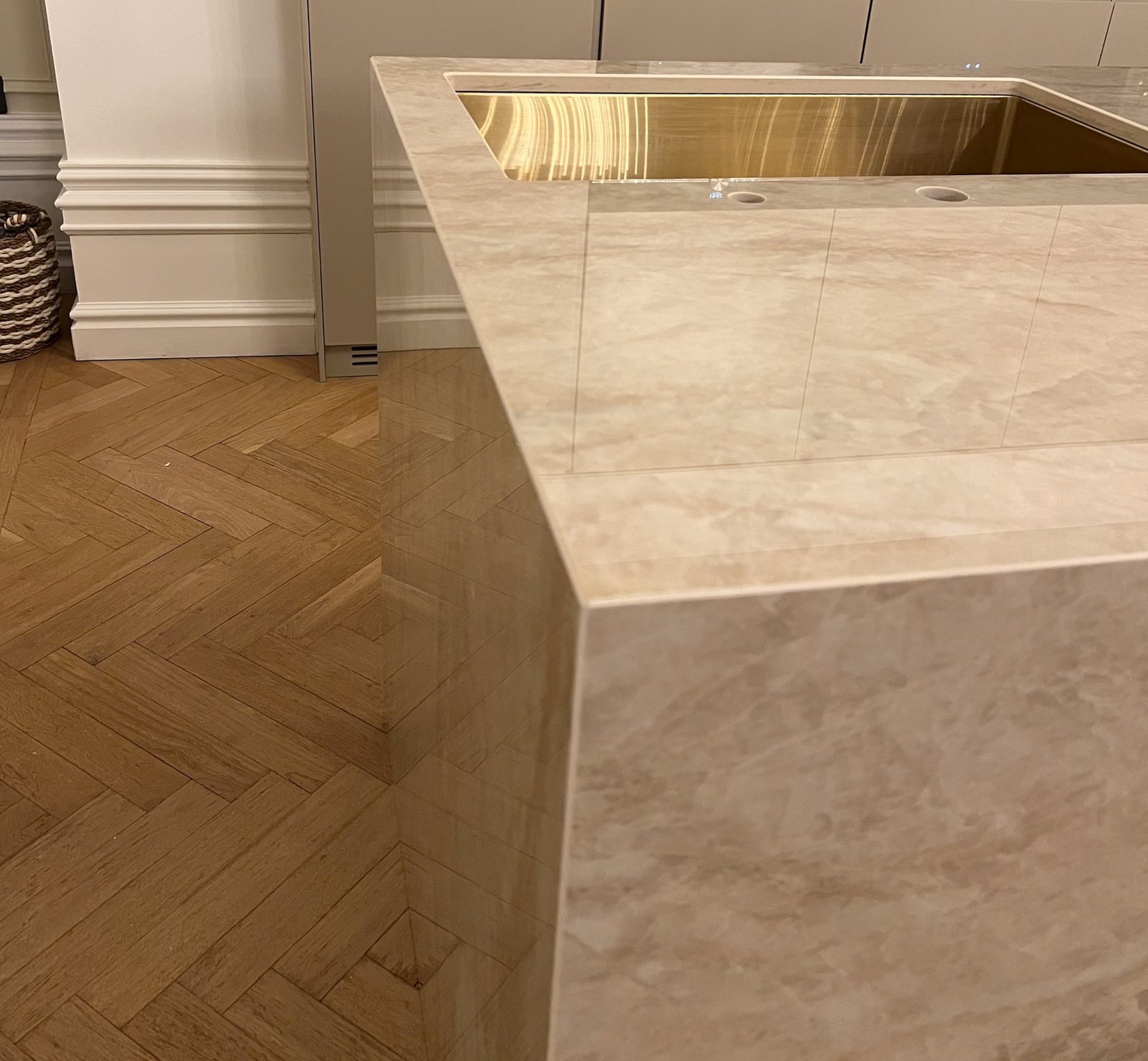Dekton Arga -keraaminen keittiösaareke kalanruotoparketilla – Stoneks Finlandin asennus, kuva 3