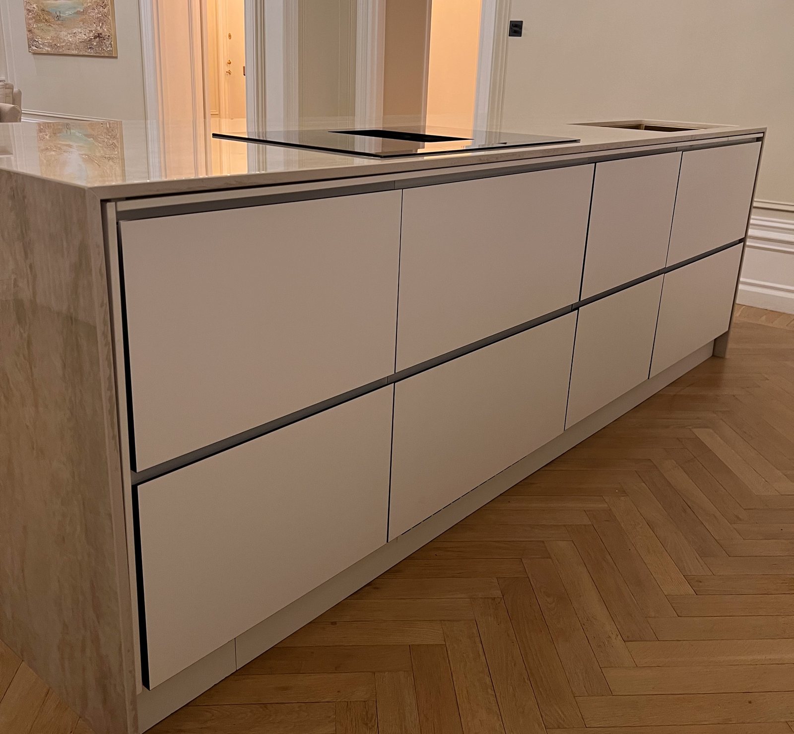 Dekton Arga -keraaminen keittiösaareke kalanruotoparketilla – Stoneks Finlandin asennus, kuva 4