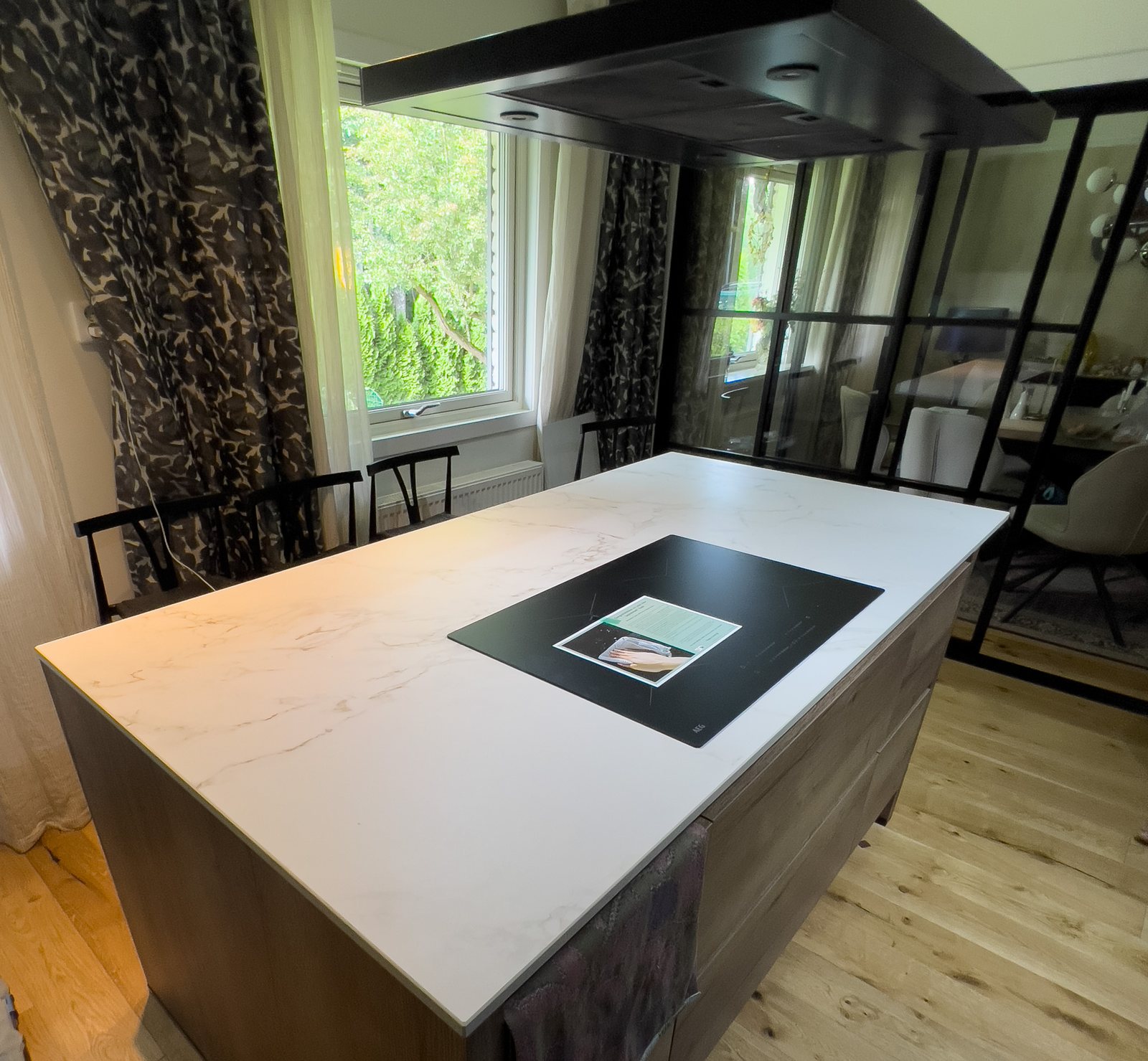 Dekton Entzo -keraaminen taso keittiösaarekkeessa – Stoneks Finlandin asennus