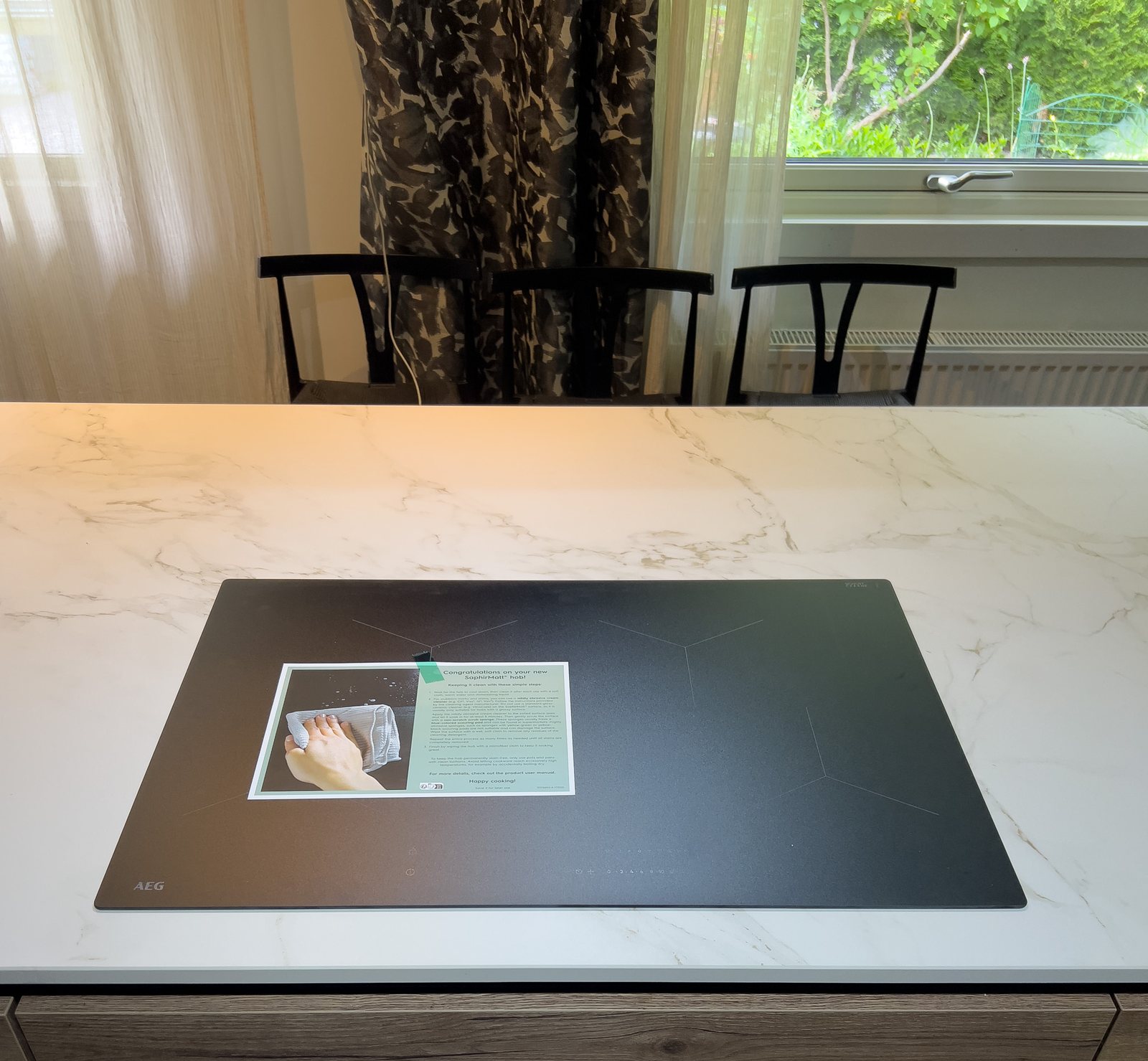 Dekton Entzo -keraaminen taso keittiösaarekkeessa – Stoneks Finlandin asennus, kuva 2
