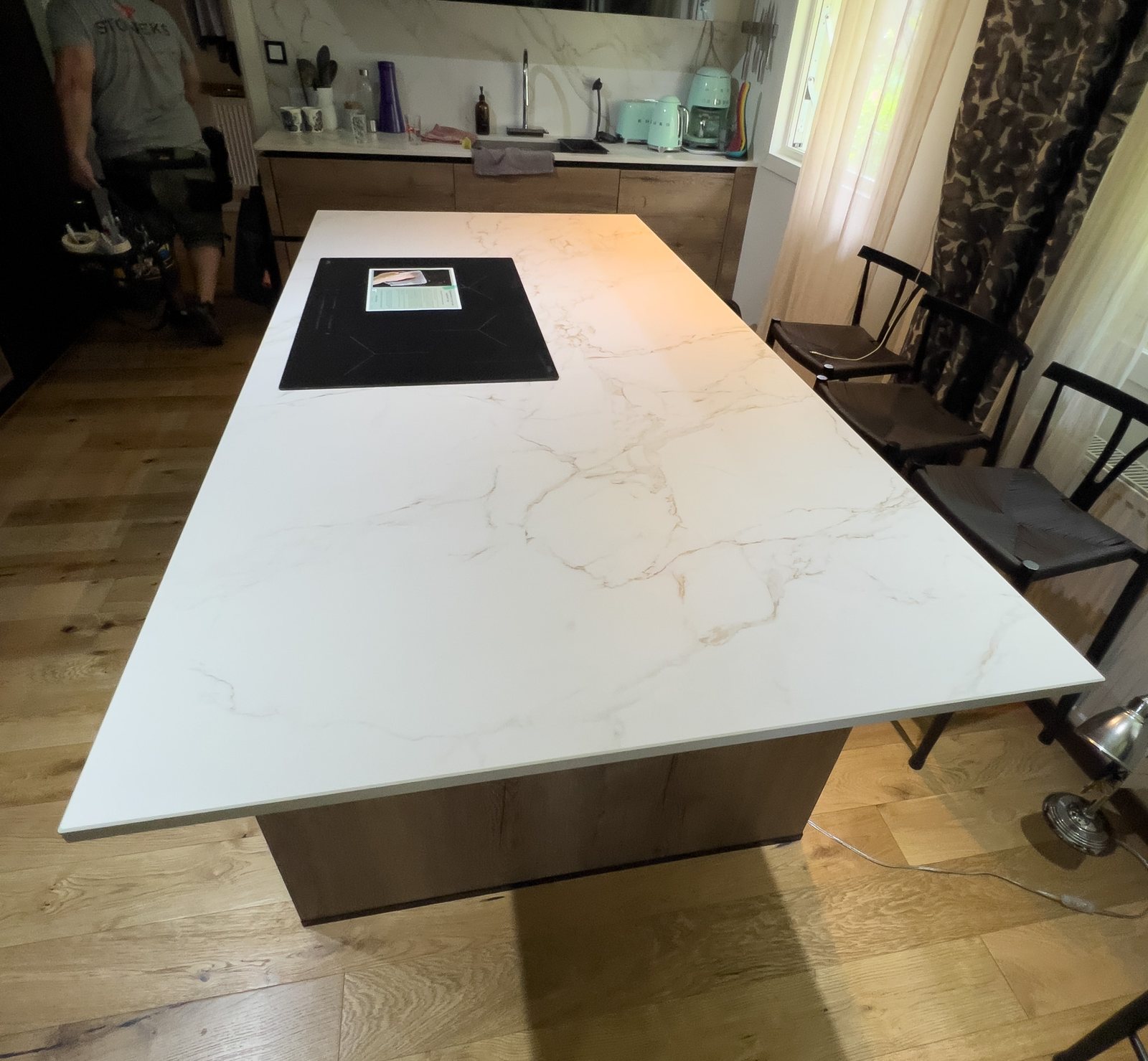 Dekton Entzo -keraaminen taso keittiösaarekkeessa – Stoneks Finlandin asennus, kuva 3