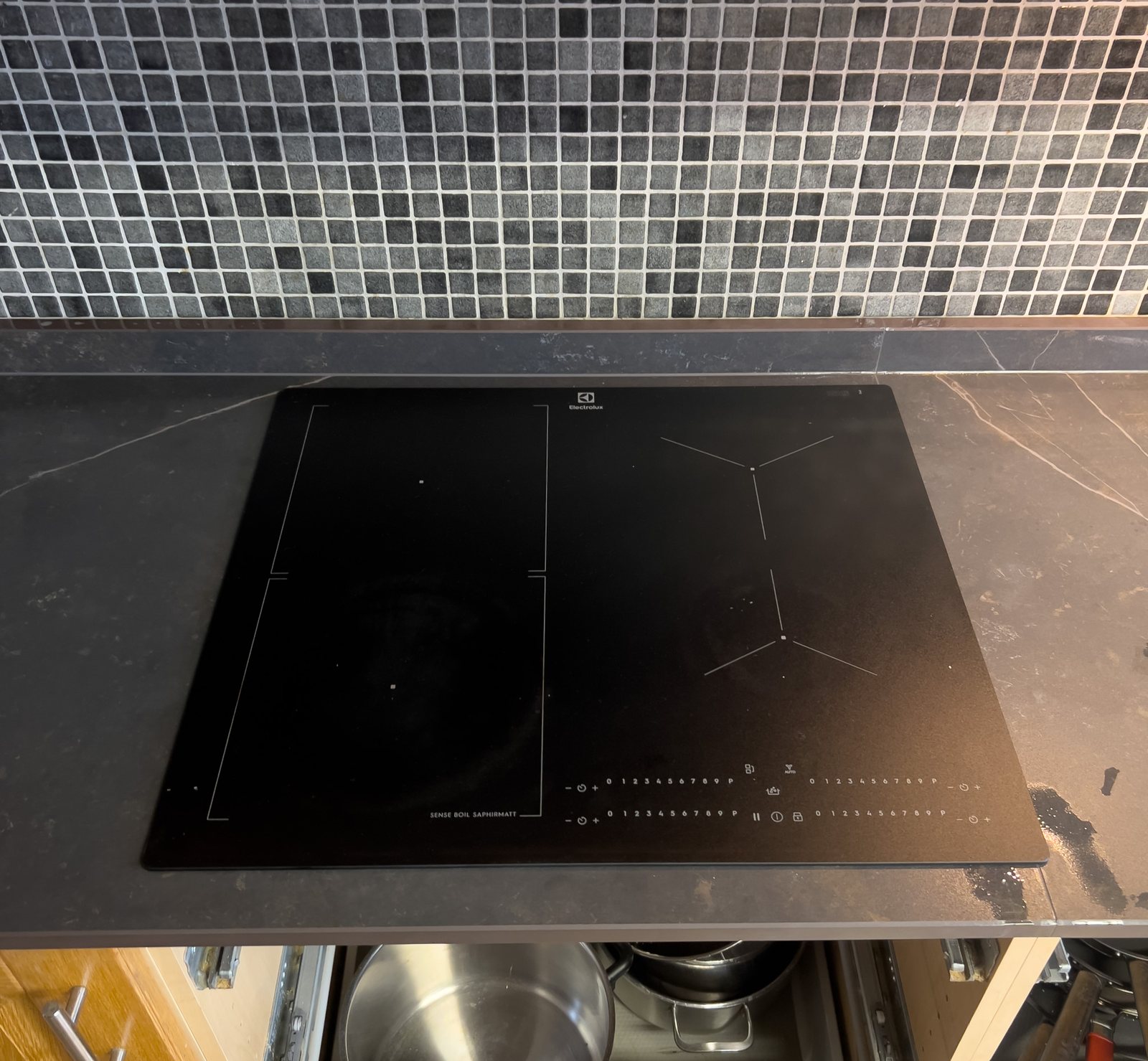 Dekton Kelya -keraaminen taso tammikeittiössä – Stoneks Finlandin asennus, kuva 2
