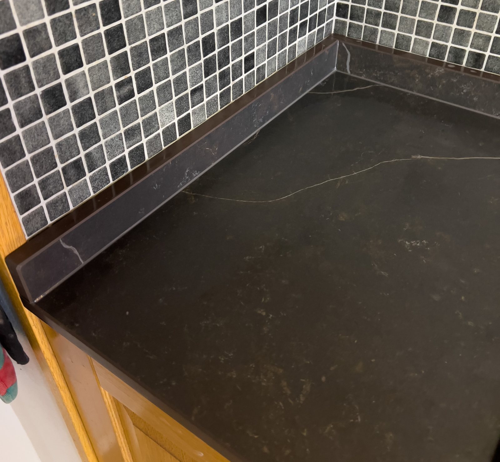 Dekton Kelya -keraaminen taso tammikeittiössä – Stoneks Finlandin asennus, kuva 3