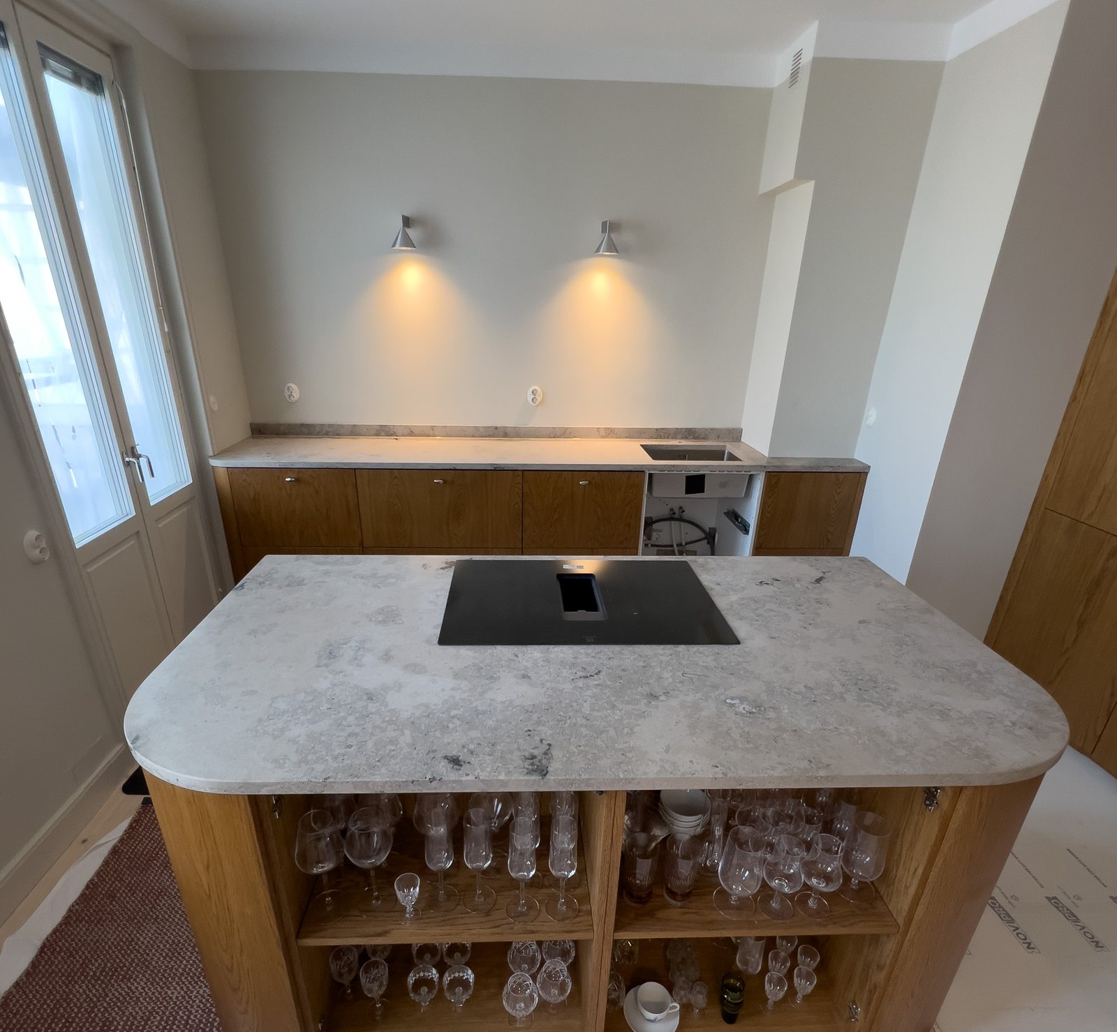 Jura Grey -kalkkikivitaso tammisaarekkeessa – Stoneks Finlandin asennus