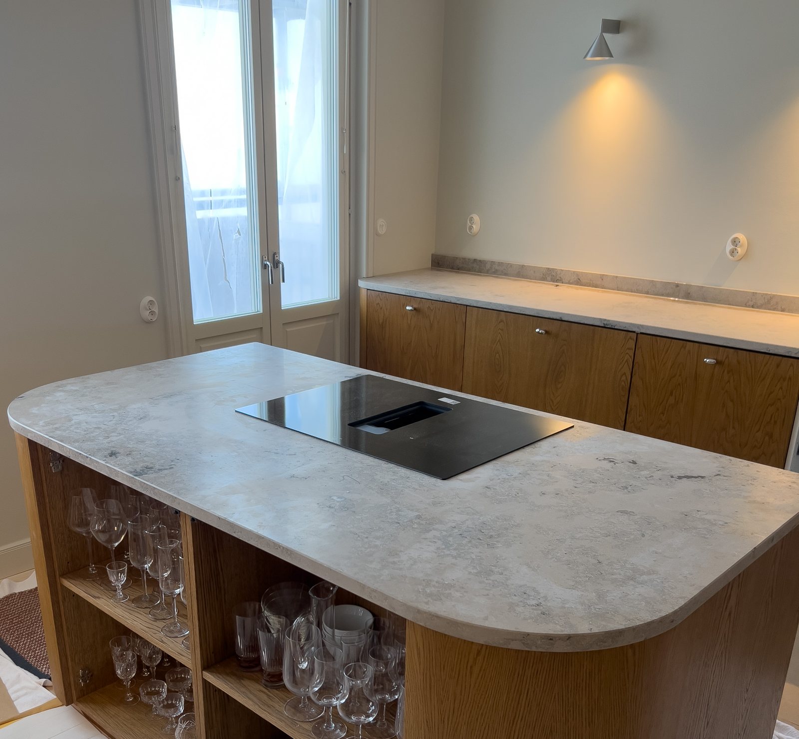 Jura Grey -kalkkikivitaso tammisaarekkeessa – Stoneks Finlandin asennus, kuva 2