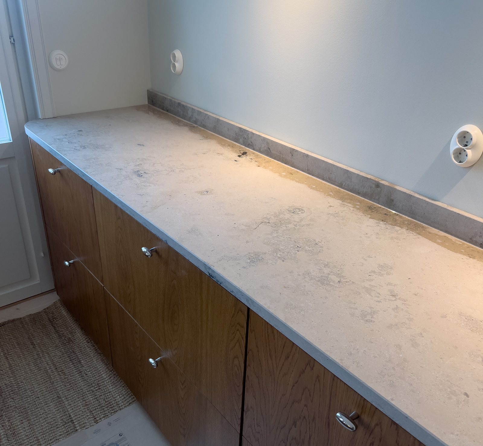Jura Grey -kalkkikivitaso tammisaarekkeessa – Stoneks Finlandin asennus, kuva 3