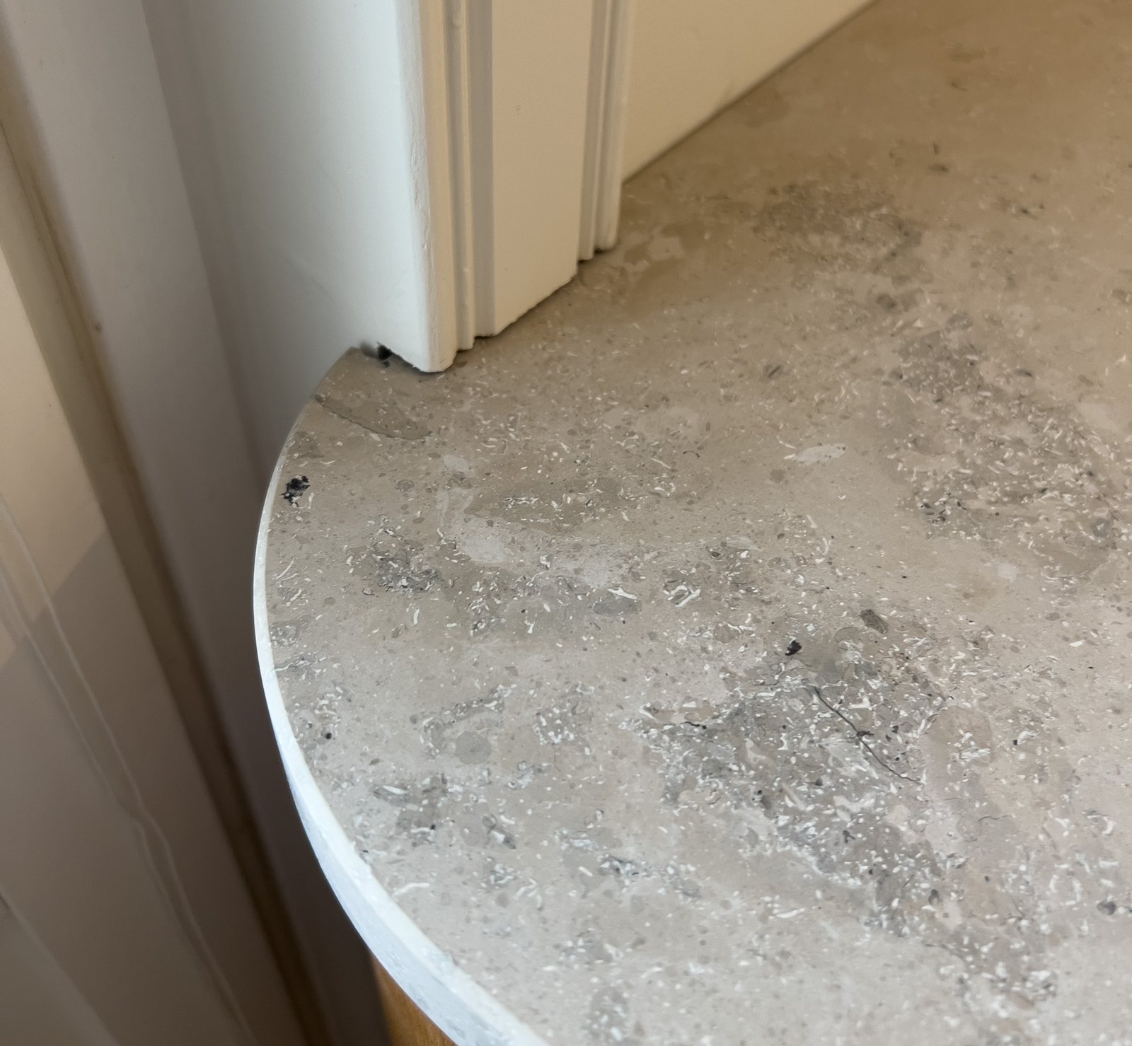 Jura Grey -kalkkikivitaso tammisaarekkeessa – Stoneks Finlandin asennus, kuva 4