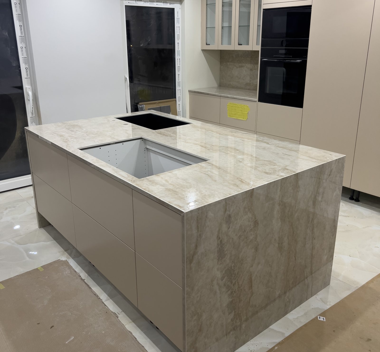 Nuovo Corso Makrana -saareke ja välitila – Stoneks Finlandin asennus