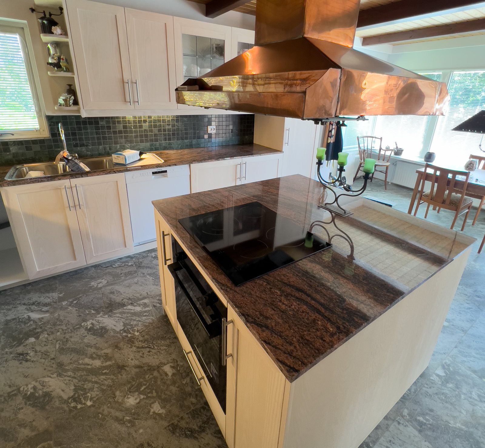 Rosso Multicolor -graniittitaso ja saareke kuparihuuvalla – Stoneks Finlandin asennus
