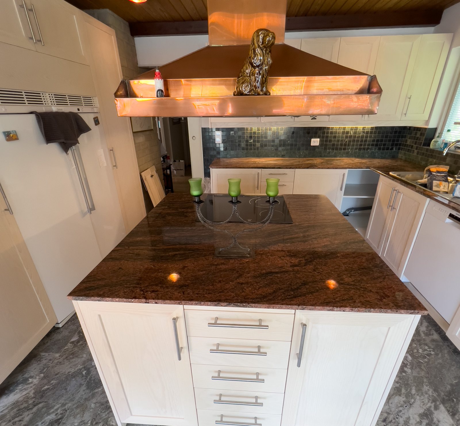 Rosso Multicolor -graniittitaso ja saareke kuparihuuvalla – Stoneks Finlandin asennus, kuva 2