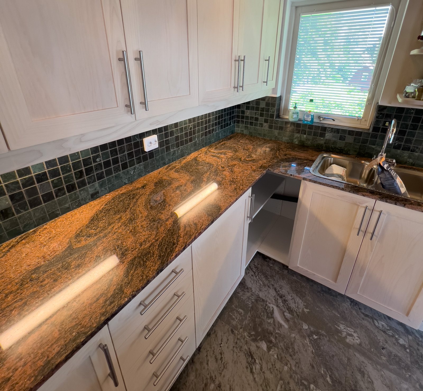 Rosso Multicolor -graniittitaso ja saareke kuparihuuvalla – Stoneks Finlandin asennus, kuva 3
