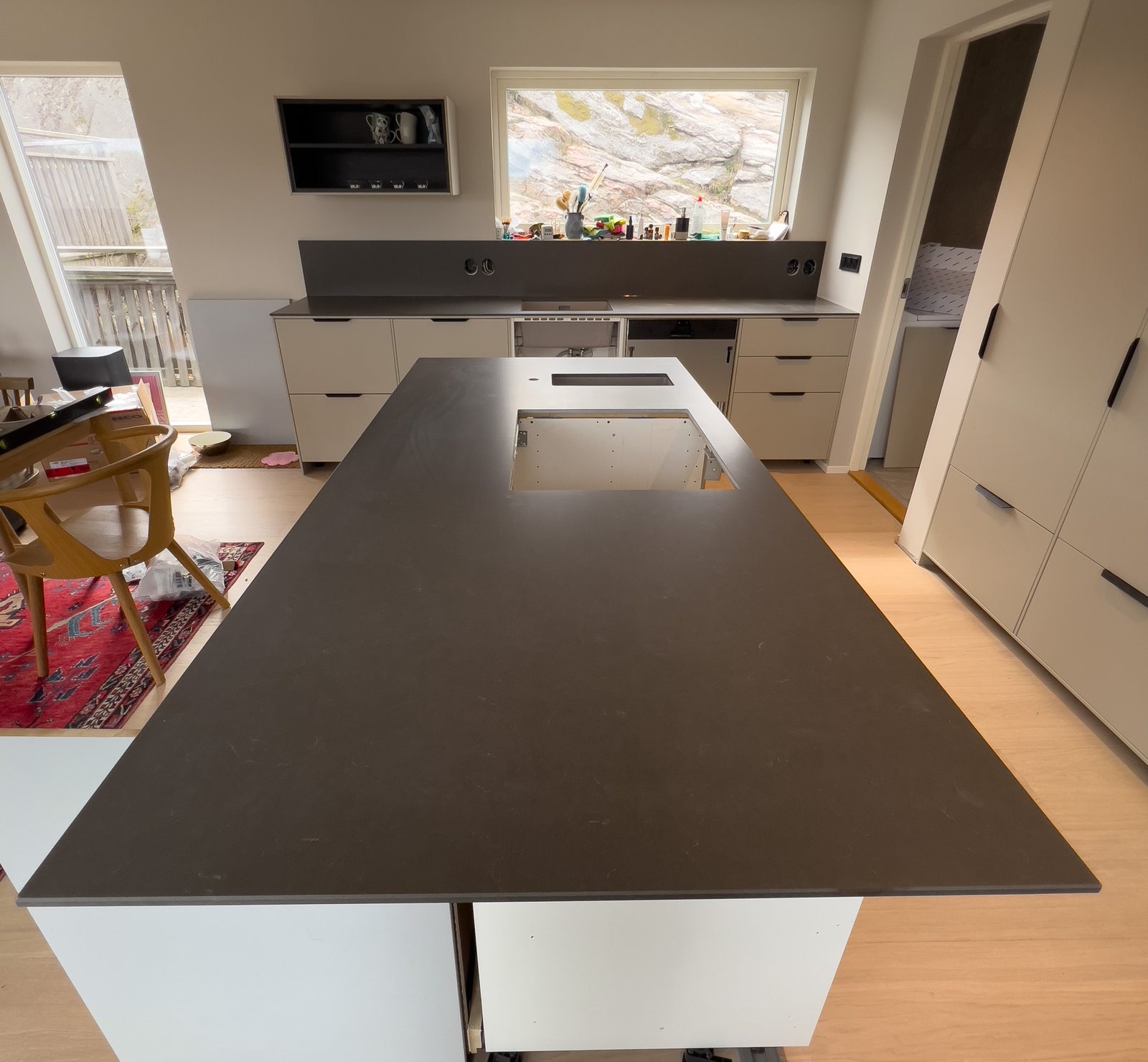 Silestone Calypso -kvartsitaso keittiösaarekkeessa – Stoneks Finlandin asennus