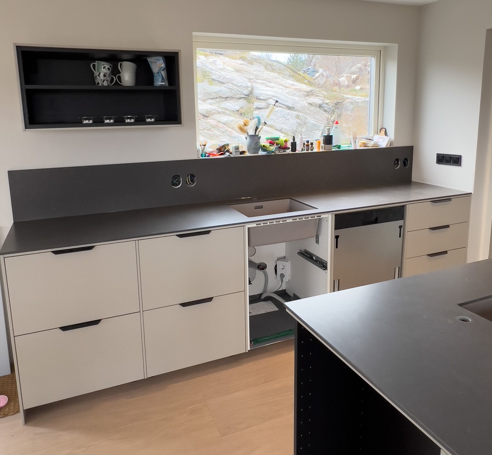 Silestone Calypso -kvartsitaso keittiösaarekkeessa – Stoneks Finlandin asennus, kuva 2
