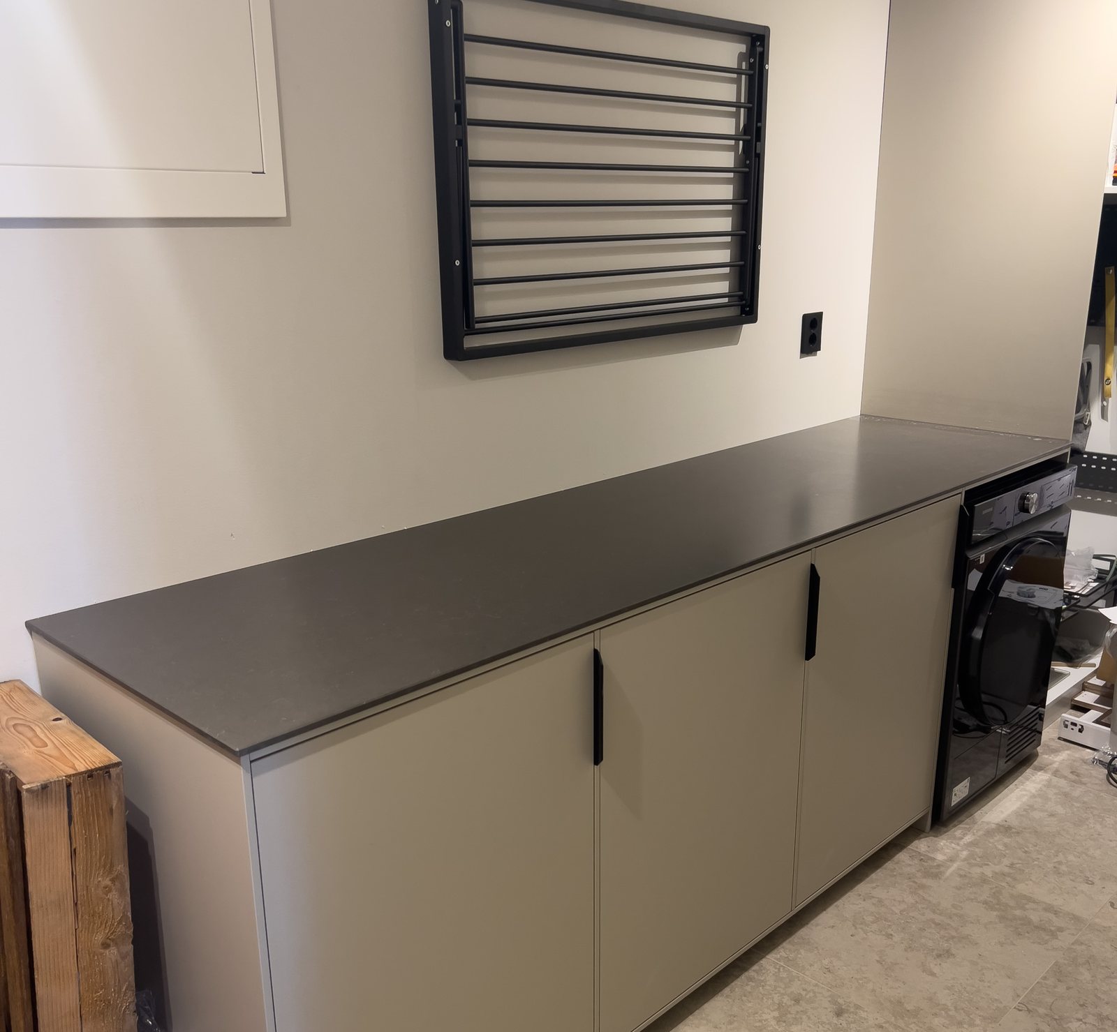 Silestone Calypso -kvartsitaso keittiösaarekkeessa – Stoneks Finlandin asennus, kuva 3