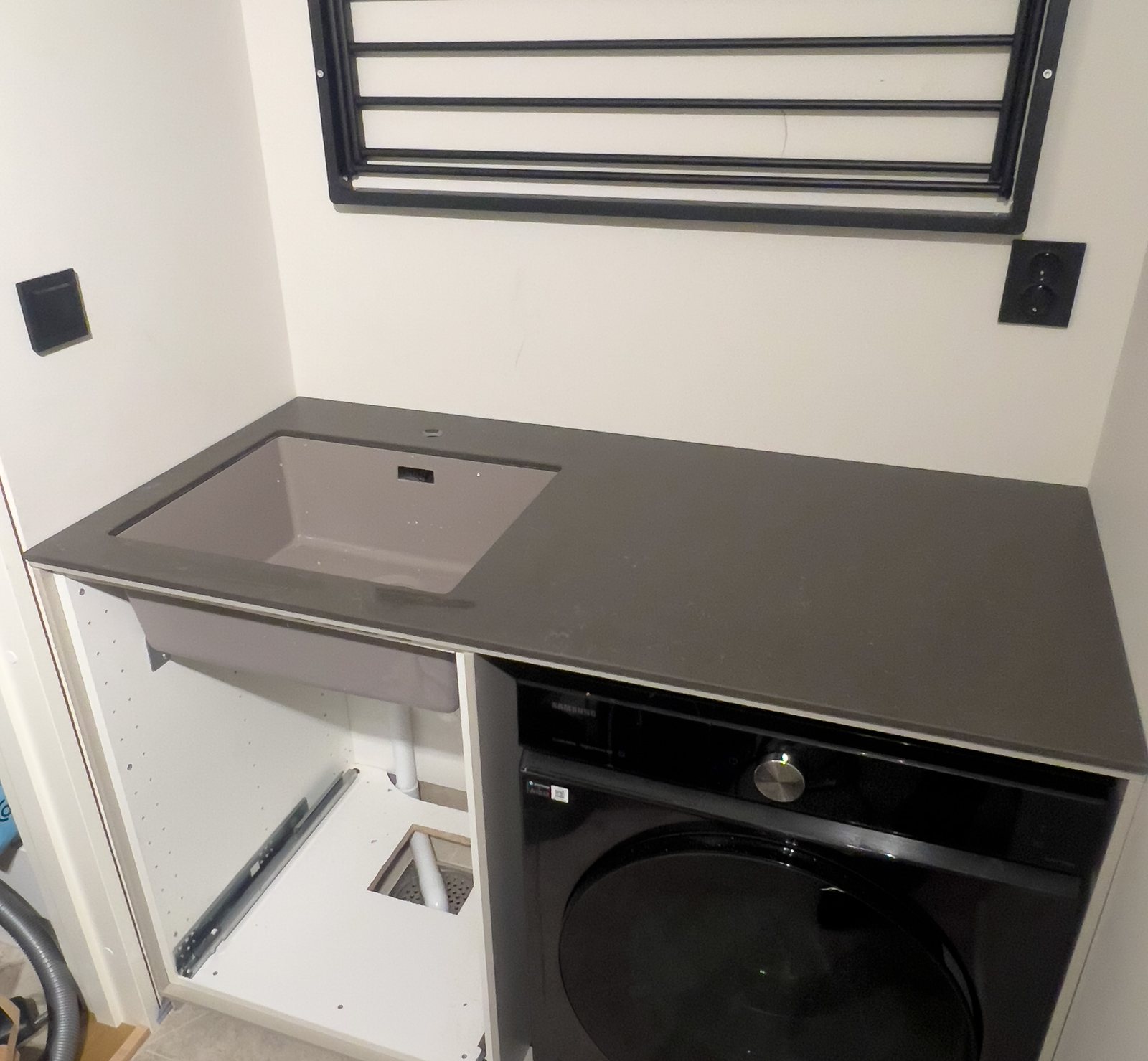 Silestone Calypso -kvartsitaso keittiösaarekkeessa – Stoneks Finlandin asennus, kuva 4