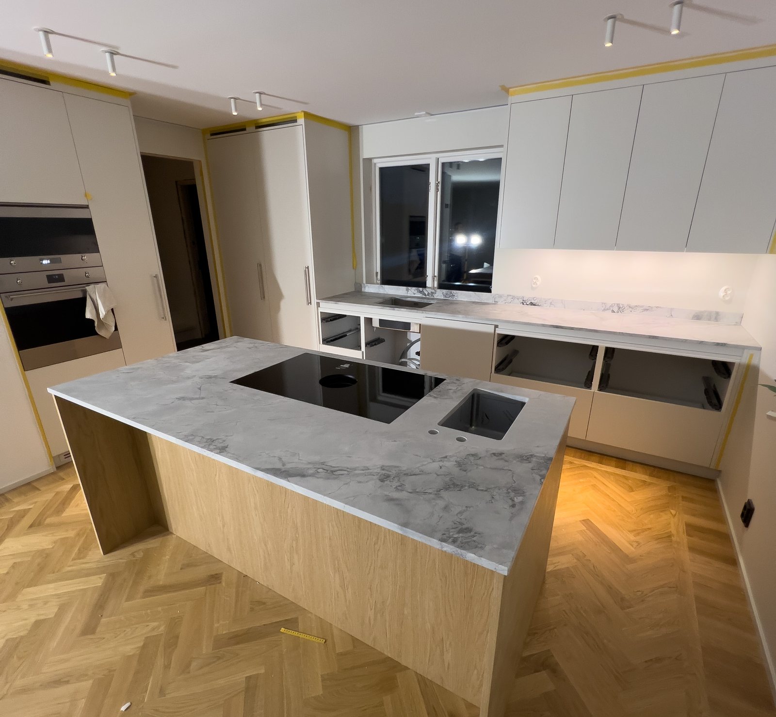 Super White -kvartsiittitaso tammisessa keittiösaarekkeessa, Stoneks Finlandin asennus