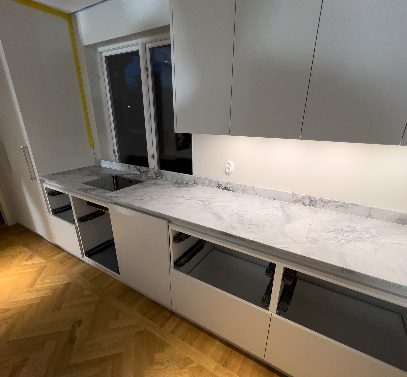 Super White -kvartsiittitaso keittiösaarekkeessa – Stoneks Finlandin asennus, kuva 2