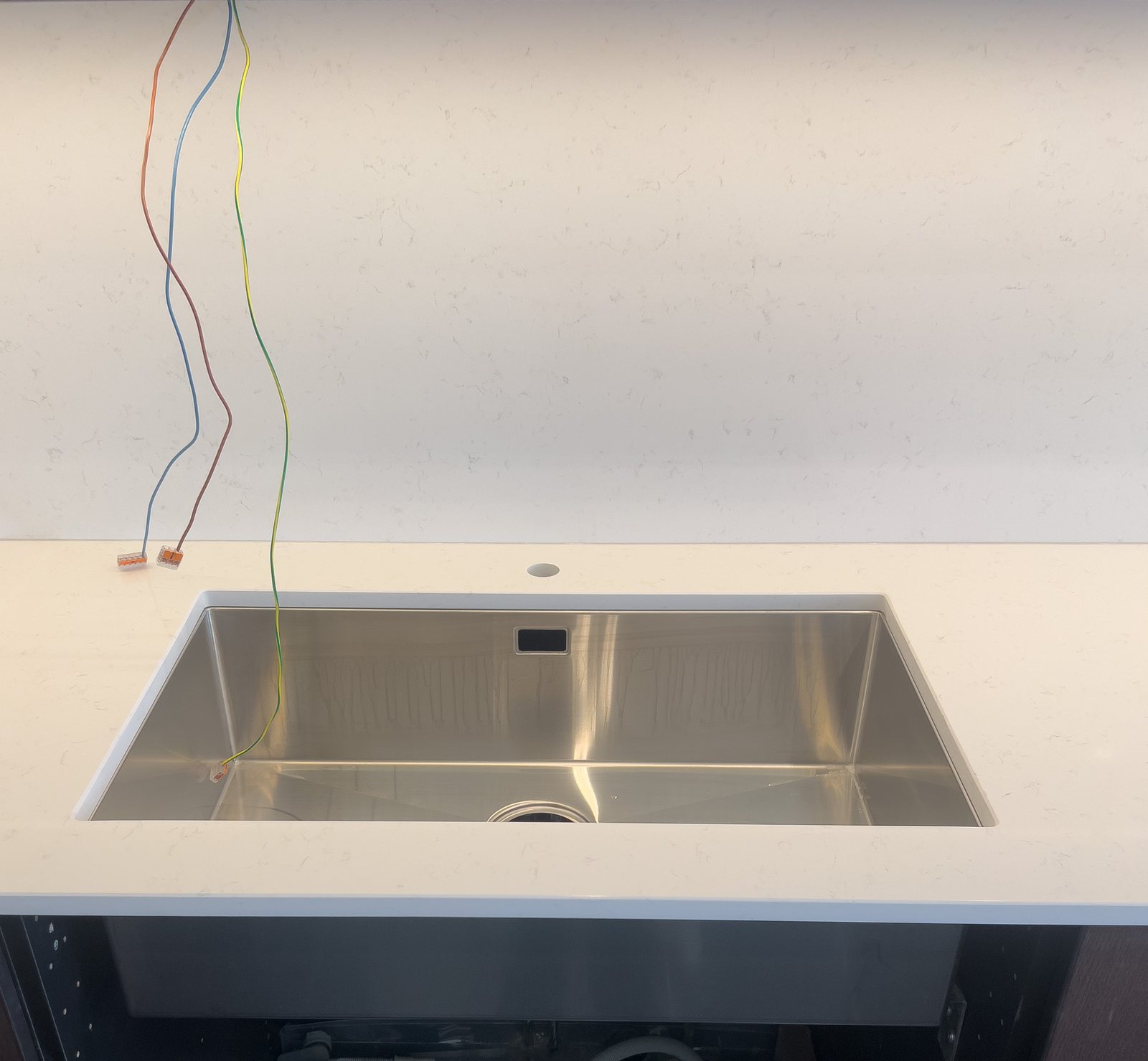 Technistone Noble Supreme White -kvartsitaso tummassa keittiössä – Stoneks Finlandin asennus, kuva 3