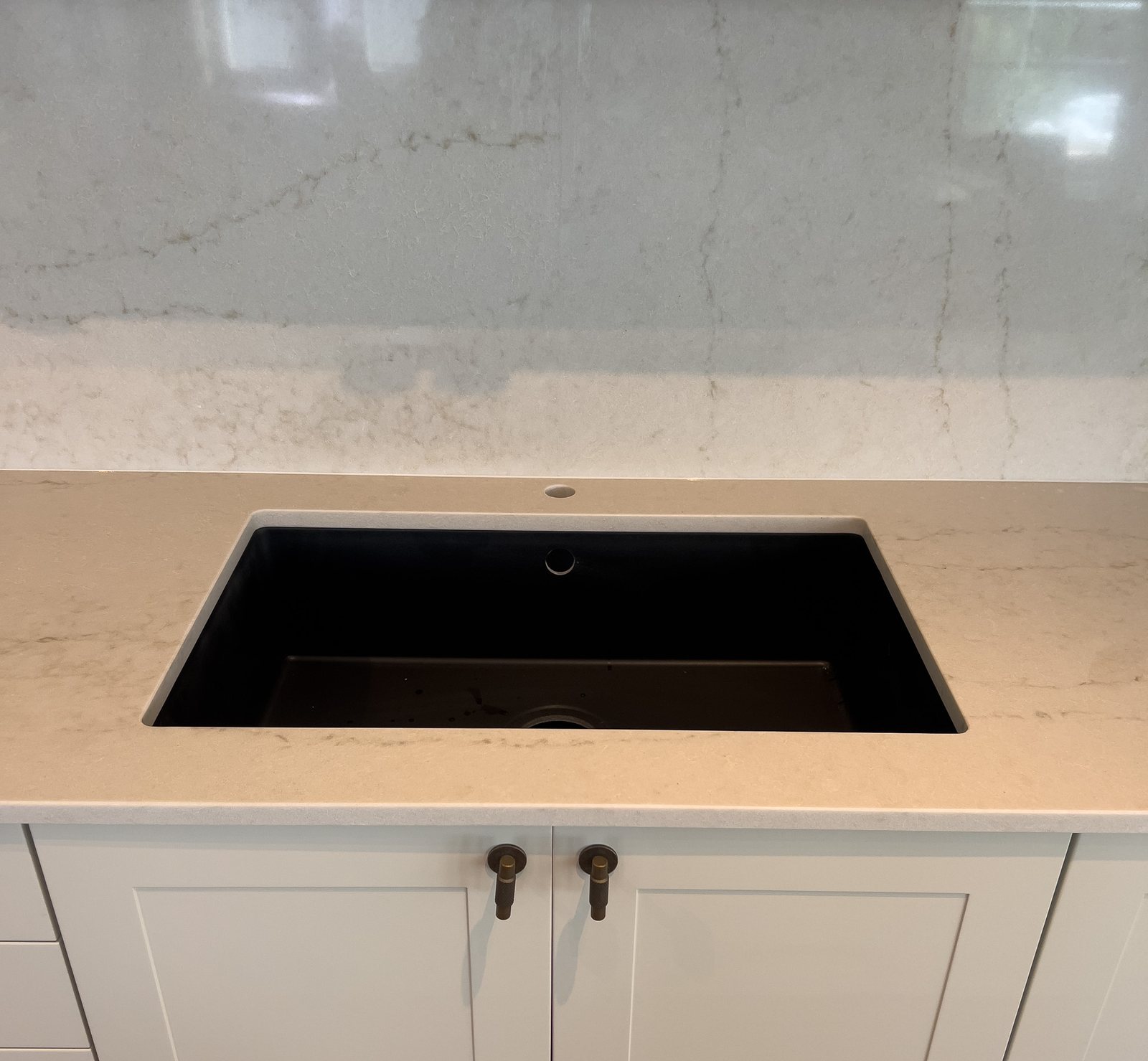 Technistone Taj Mahal Gold -kvartsitaso vaaleassa shaker-keittiössä – Stoneks Finlandin asennus, kuva 2