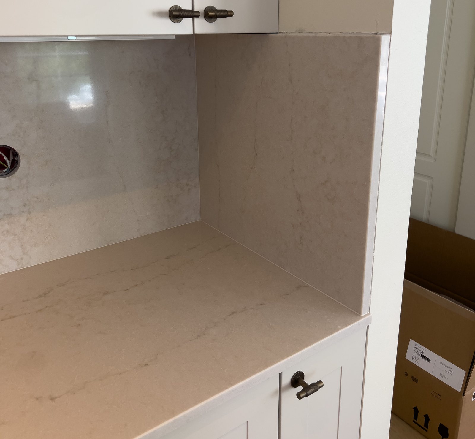 Technistone Taj Mahal Gold -kvartsitaso vaaleassa shaker-keittiössä – Stoneks Finlandin asennus, kuva 3
