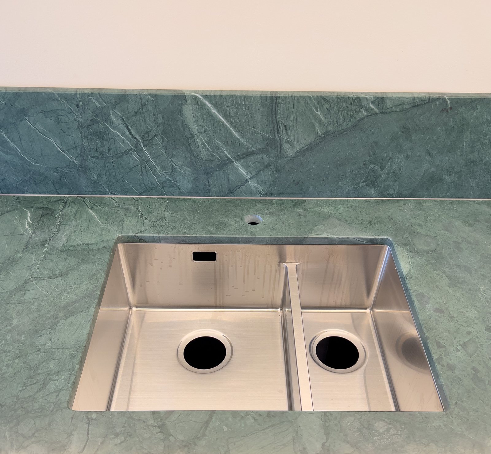 Verde Guatemala -marmoritaso tummassa puukeittiössä – Stoneks Finlandin asennus, kuva 4